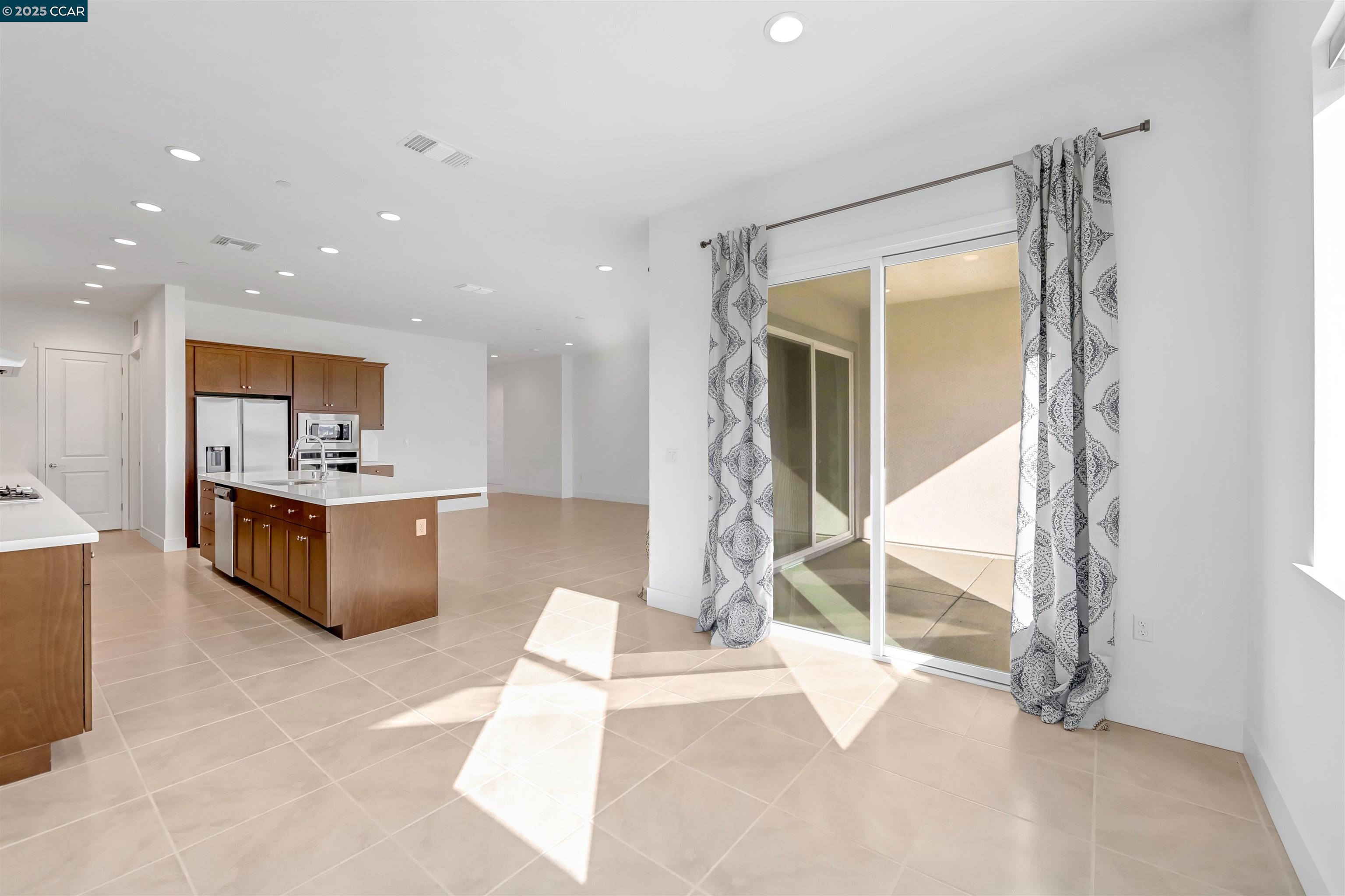Detail Gallery Image 5 of 17 For 3308 Mayberry St, Lathrop,  CA 95330 - 3 Beds | 2/1 Baths