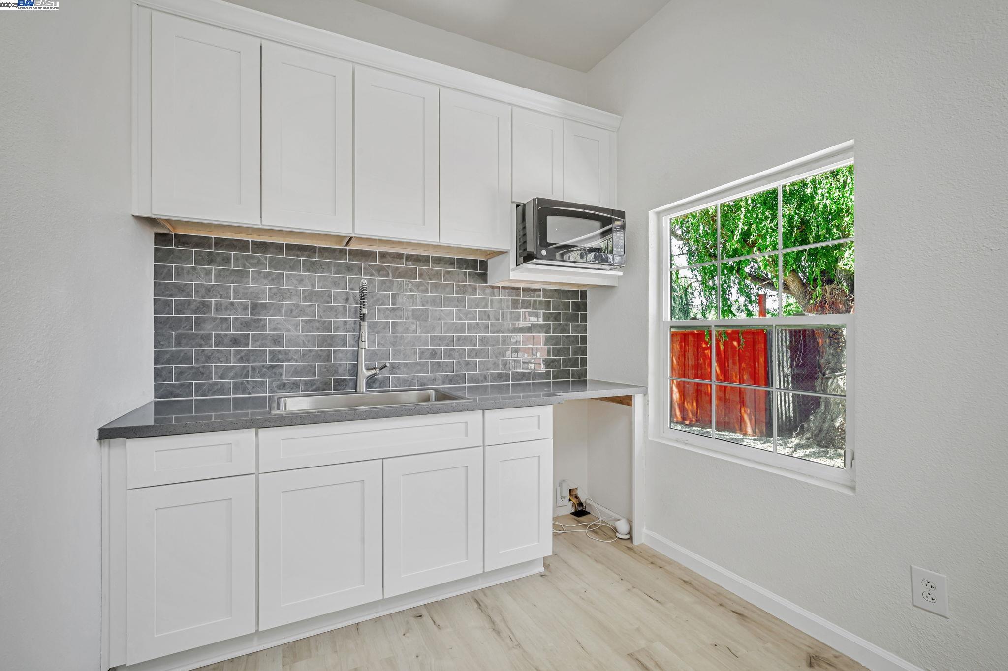 Detail Gallery Image 12 of 48 For 3920 Gravenstein Hwy, Sebastopol,  CA 95472 - 2 Beds | 1/1 Baths