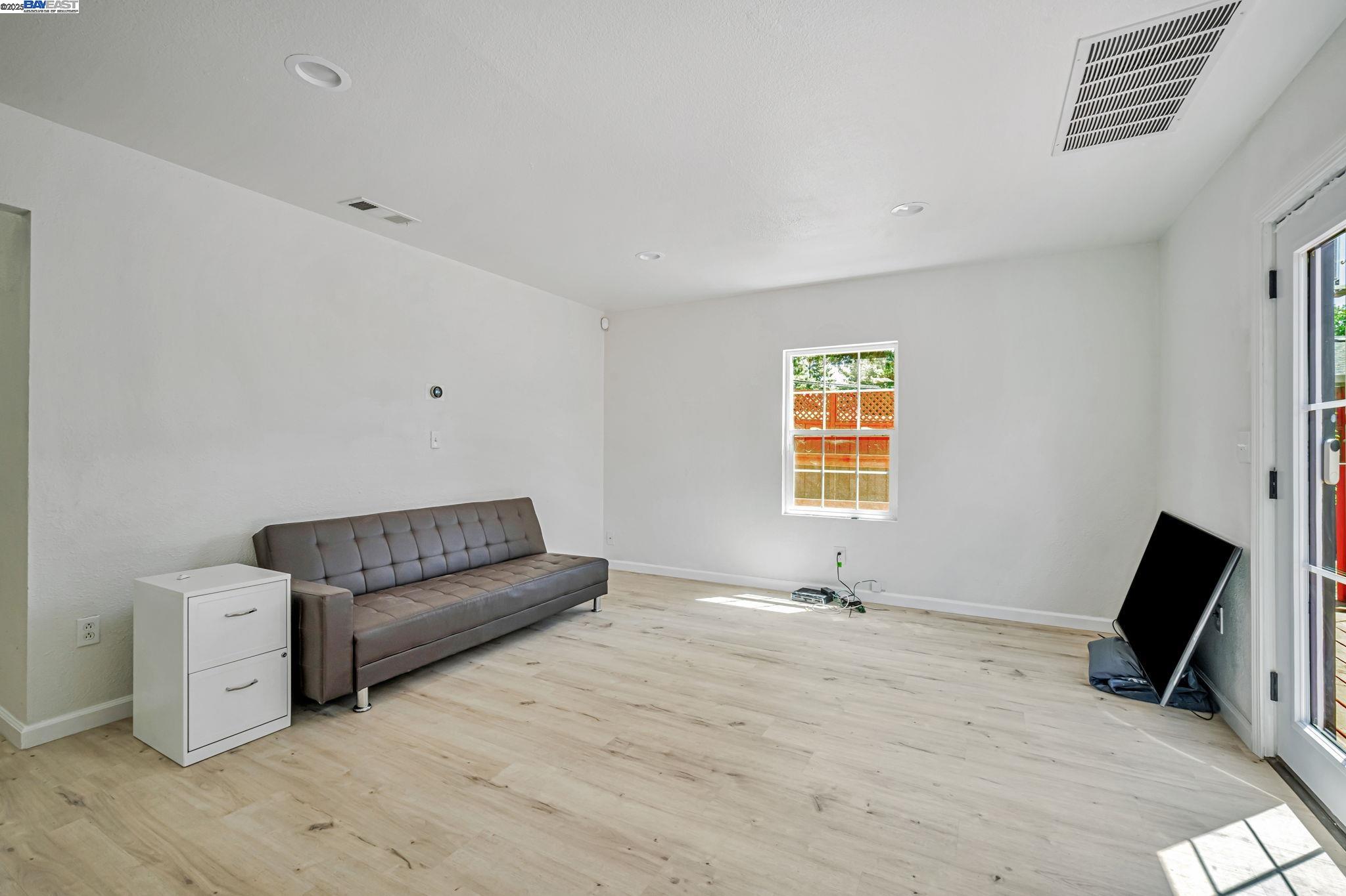 Detail Gallery Image 8 of 48 For 3920 Gravenstein Hwy, Sebastopol,  CA 95472 - 2 Beds | 1/1 Baths