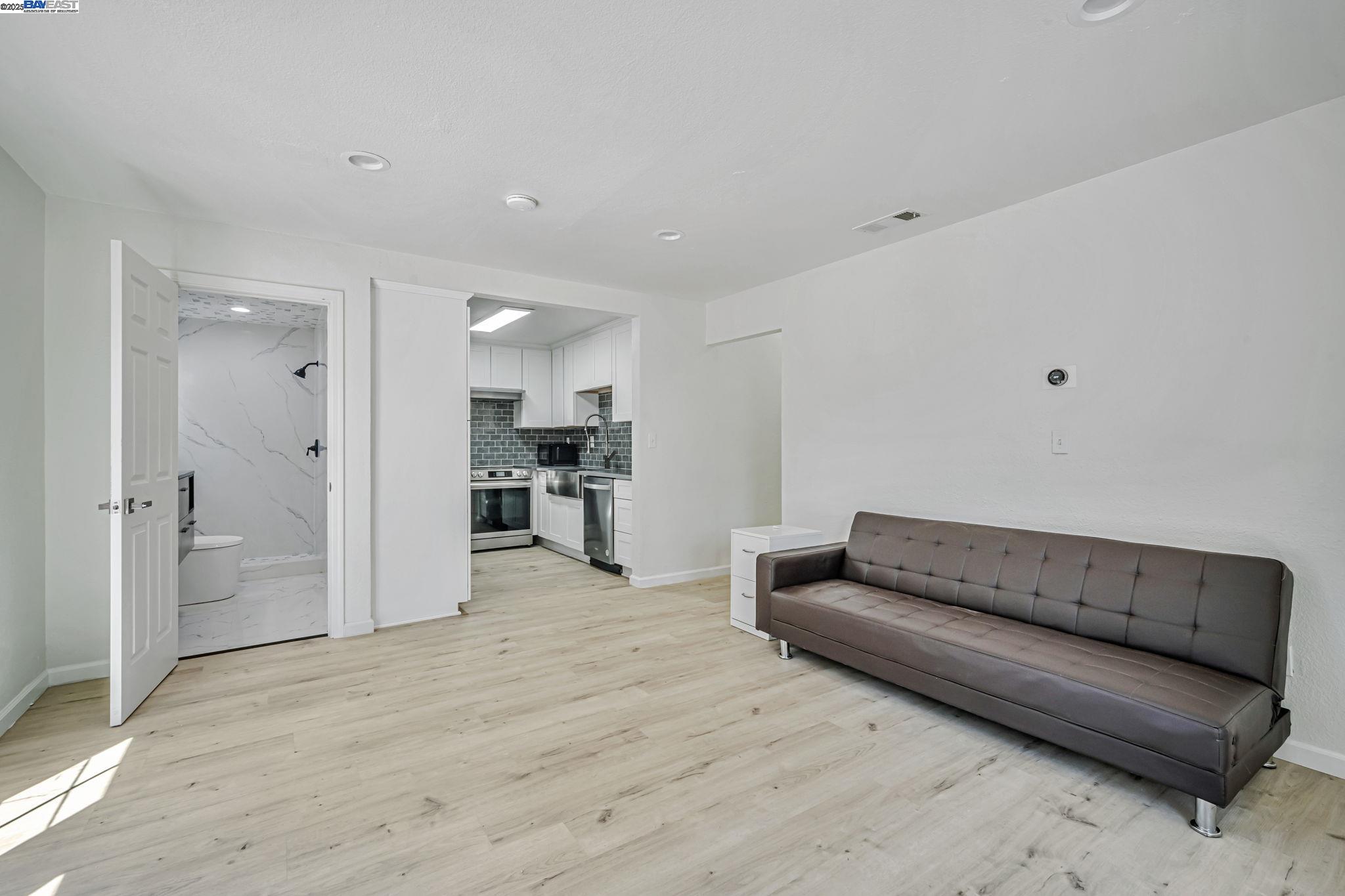Detail Gallery Image 9 of 48 For 3920 Gravenstein Hwy, Sebastopol,  CA 95472 - 2 Beds | 1/1 Baths