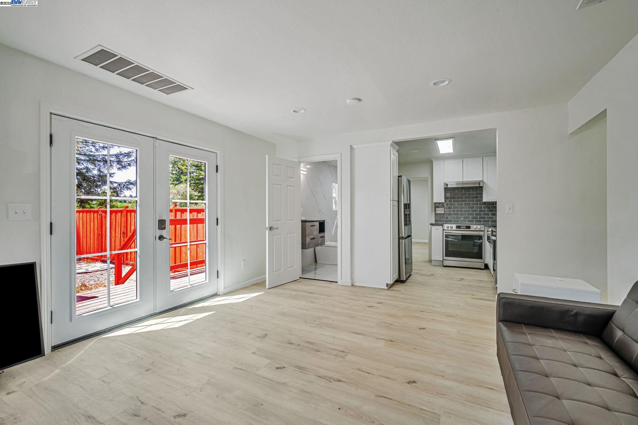 Detail Gallery Image 10 of 48 For 3920 Gravenstein Hwy, Sebastopol,  CA 95472 - 2 Beds | 1/1 Baths