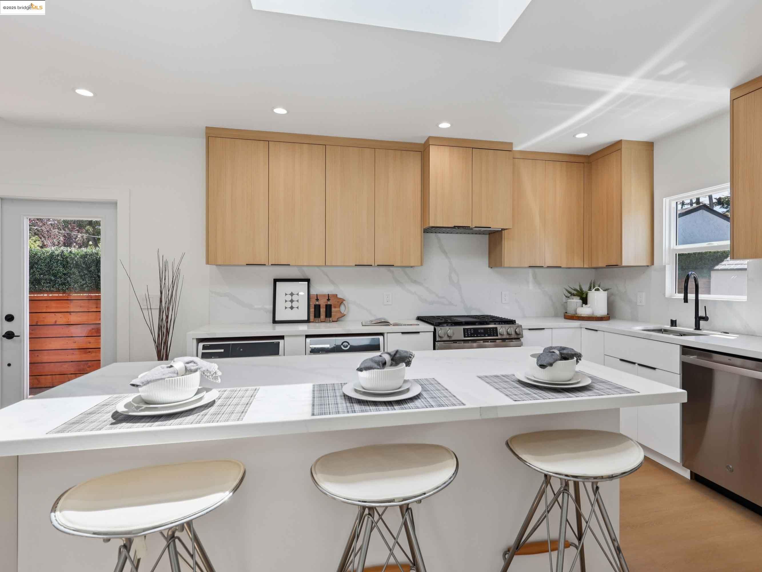 Detail Gallery Image 13 of 26 For 1612 Carleton St, Berkeley,  CA 94703 - 2 Beds | 2 Baths