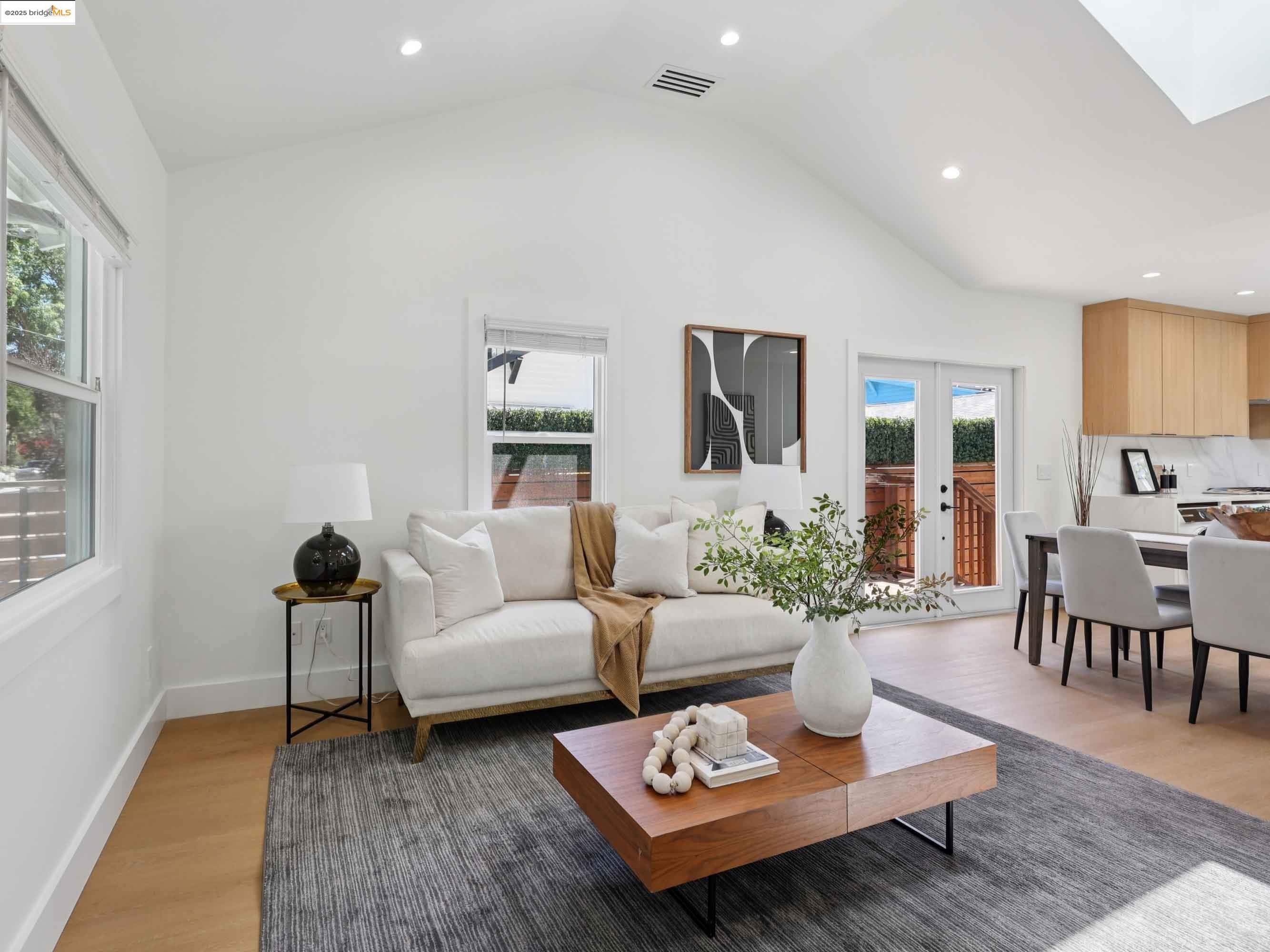 Detail Gallery Image 4 of 26 For 1612 Carleton St, Berkeley,  CA 94703 - 2 Beds | 2 Baths