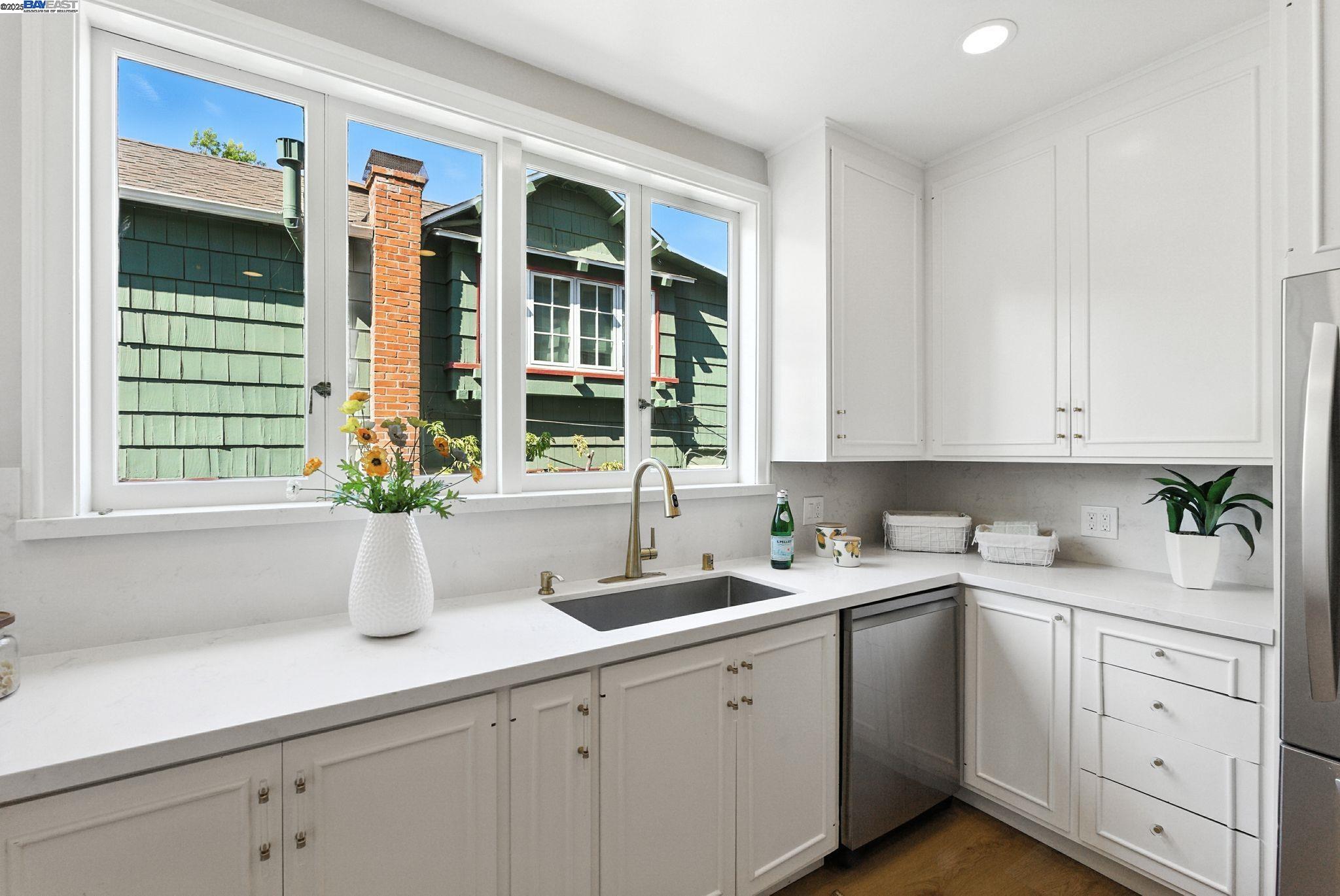 Detail Gallery Image 13 of 60 For 1247 Sherman St, Alameda,  CA 94501 - 6 Beds | 3/1 Baths