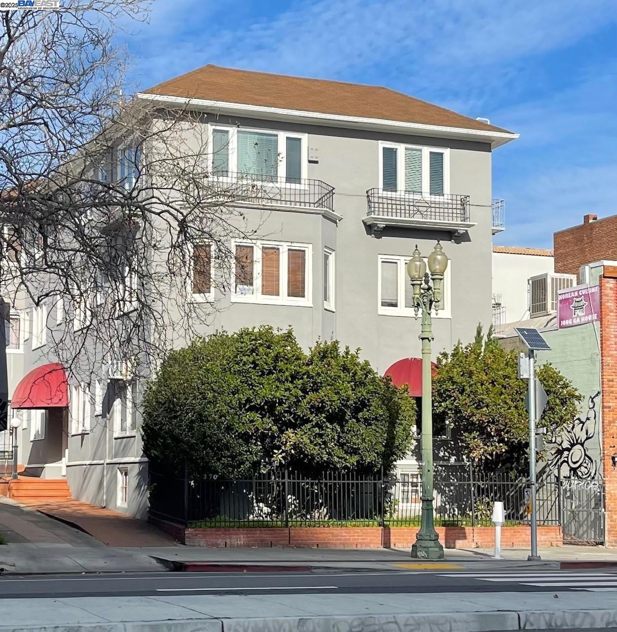 Detail Gallery Image 1 of 20 For 370 Grand Ave #5,  Oakland,  CA 94610 - 2 Beds | 2 Baths