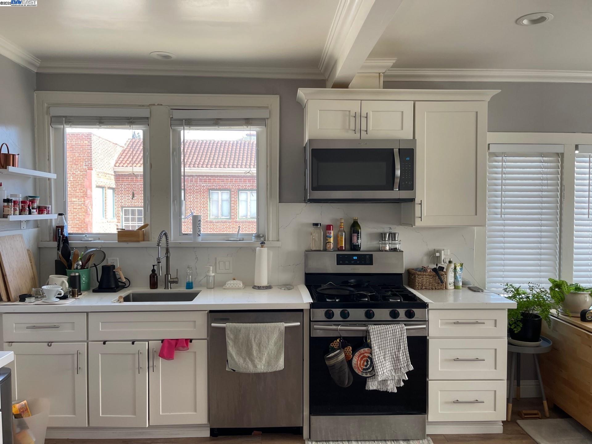 Detail Gallery Image 3 of 20 For 370 Grand Ave #5,  Oakland,  CA 94610 - 2 Beds | 2 Baths