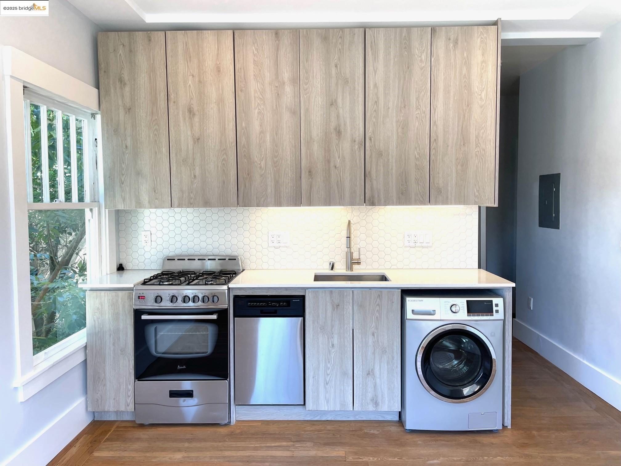 Detail Gallery Image 11 of 12 For 5687 Miles Ave, Oakland,  CA 94618 - – Beds | – Baths