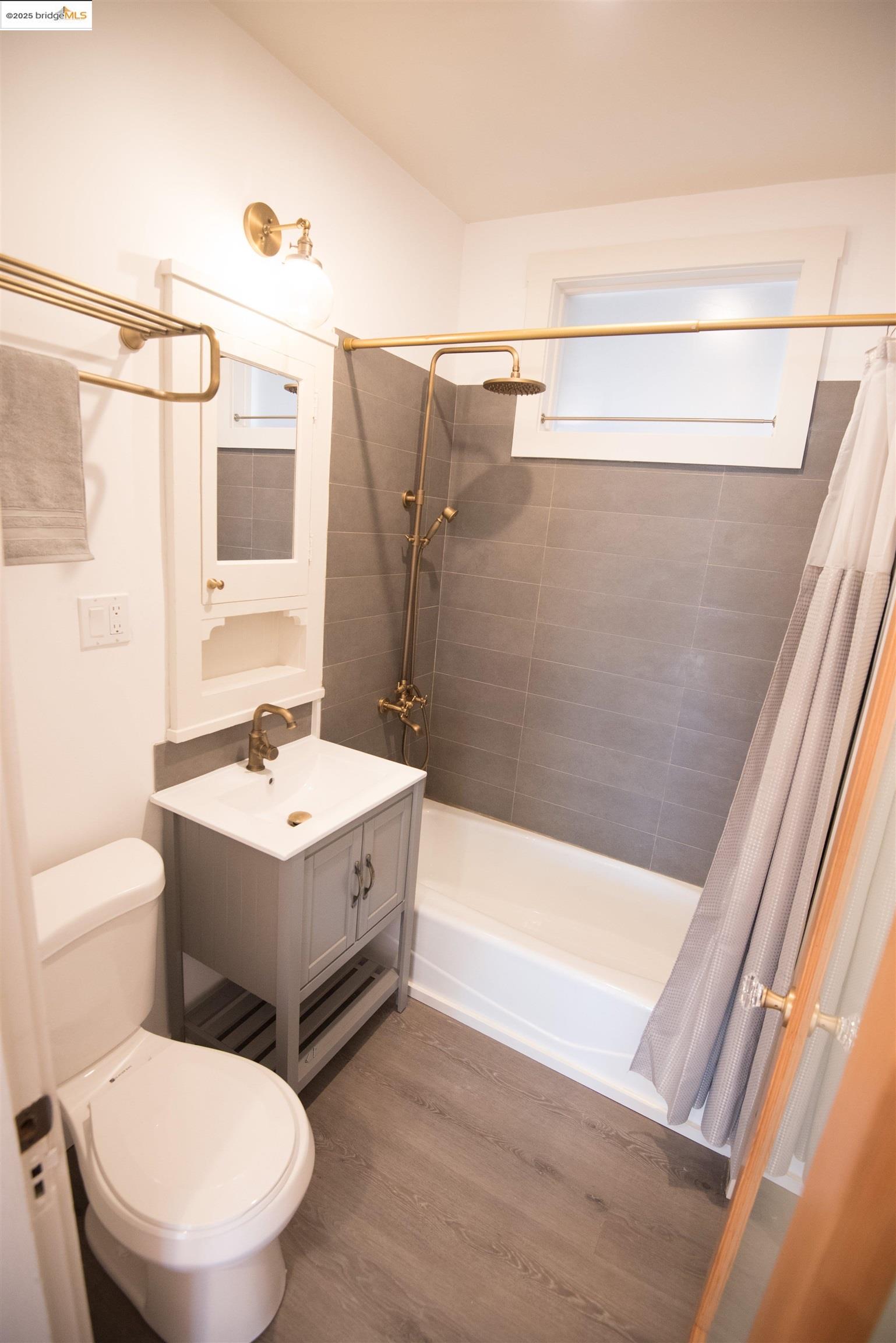 Detail Gallery Image 10 of 12 For 5687 Miles Ave, Oakland,  CA 94618 - – Beds | – Baths