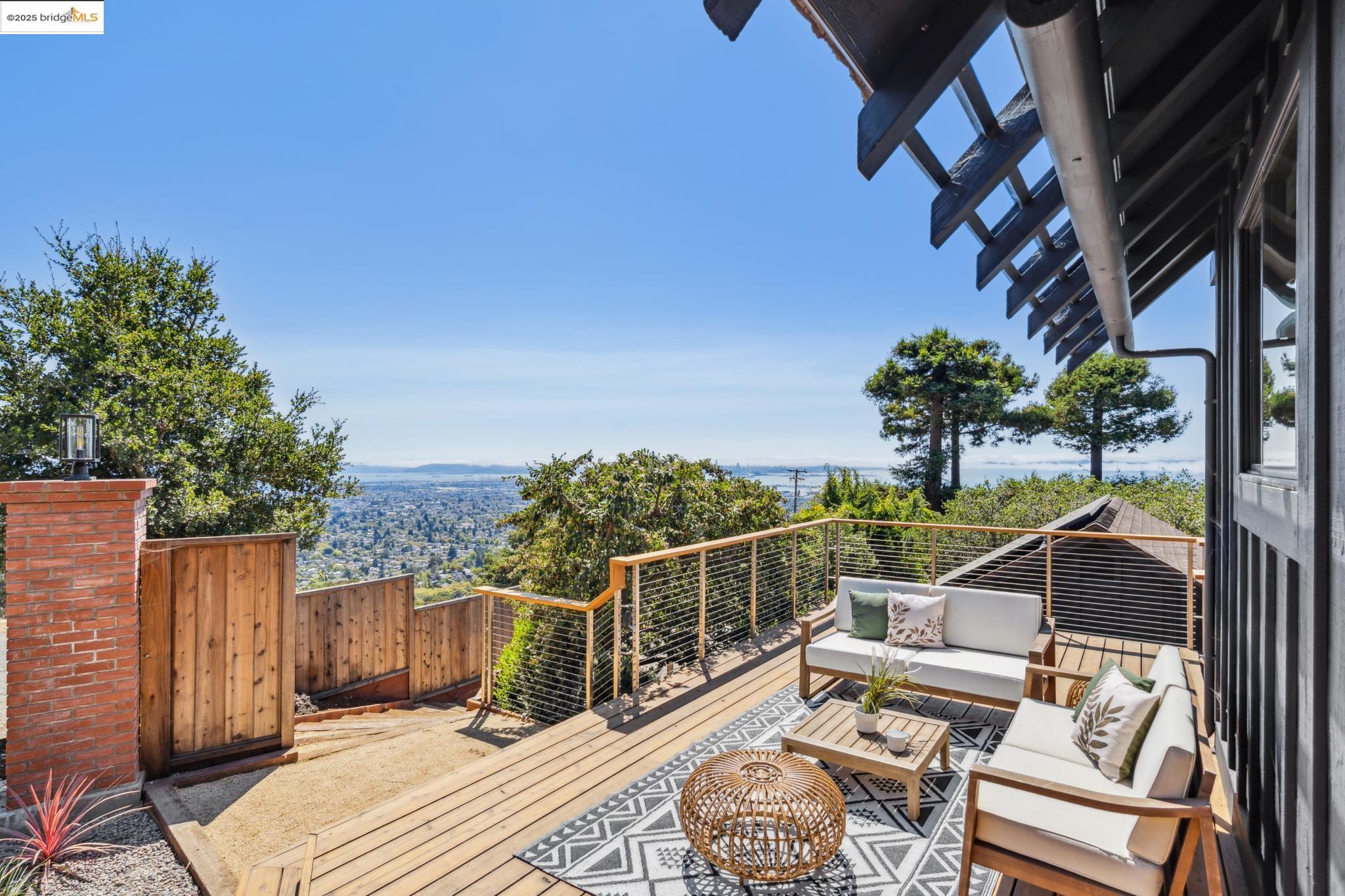 Detail Gallery Image 6 of 54 For 690 Panoramic Way, Berkeley,  CA 94704-2537 - 3 Beds | 3 Baths