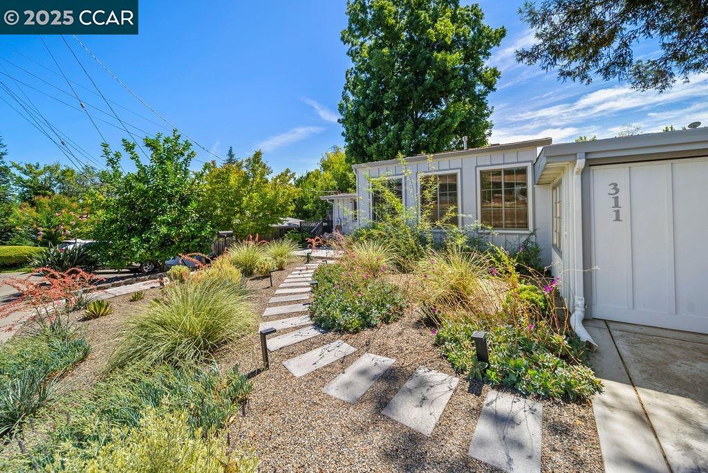 Detail Gallery Image 3 of 41 For 311 Jordan Ct, Martinez,  CA 94553 - 3 Beds | 2 Baths