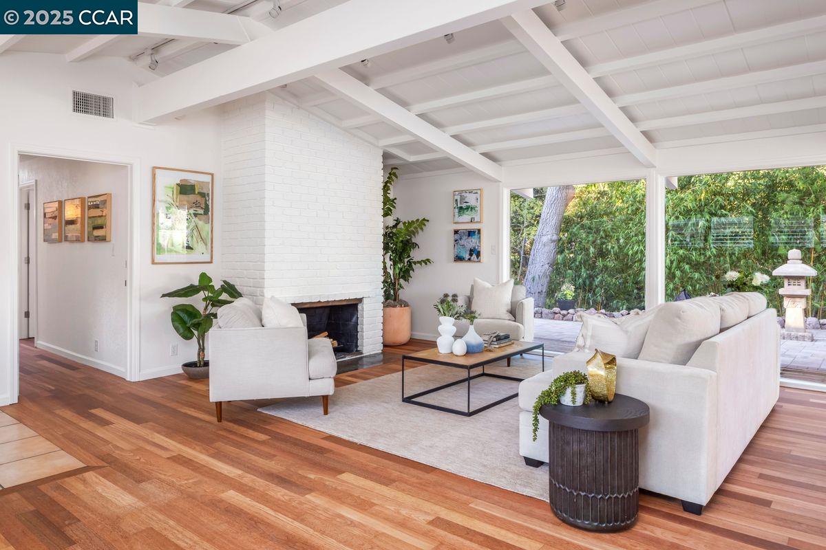 Detail Gallery Image 2 of 28 For 12 Dos Encinas, Orinda,  CA 94563 - 3 Beds | 2 Baths
