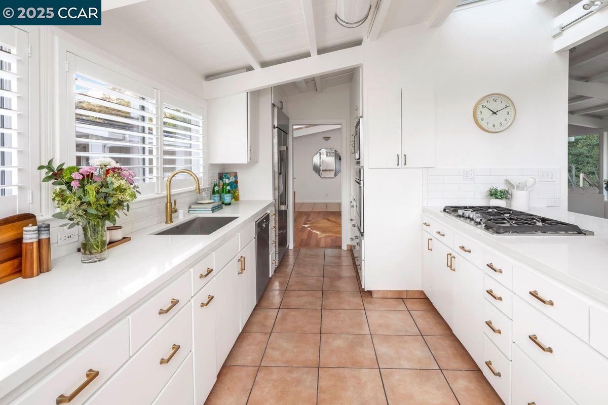 Detail Gallery Image 9 of 28 For 12 Dos Encinas, Orinda,  CA 94563 - 3 Beds | 2 Baths