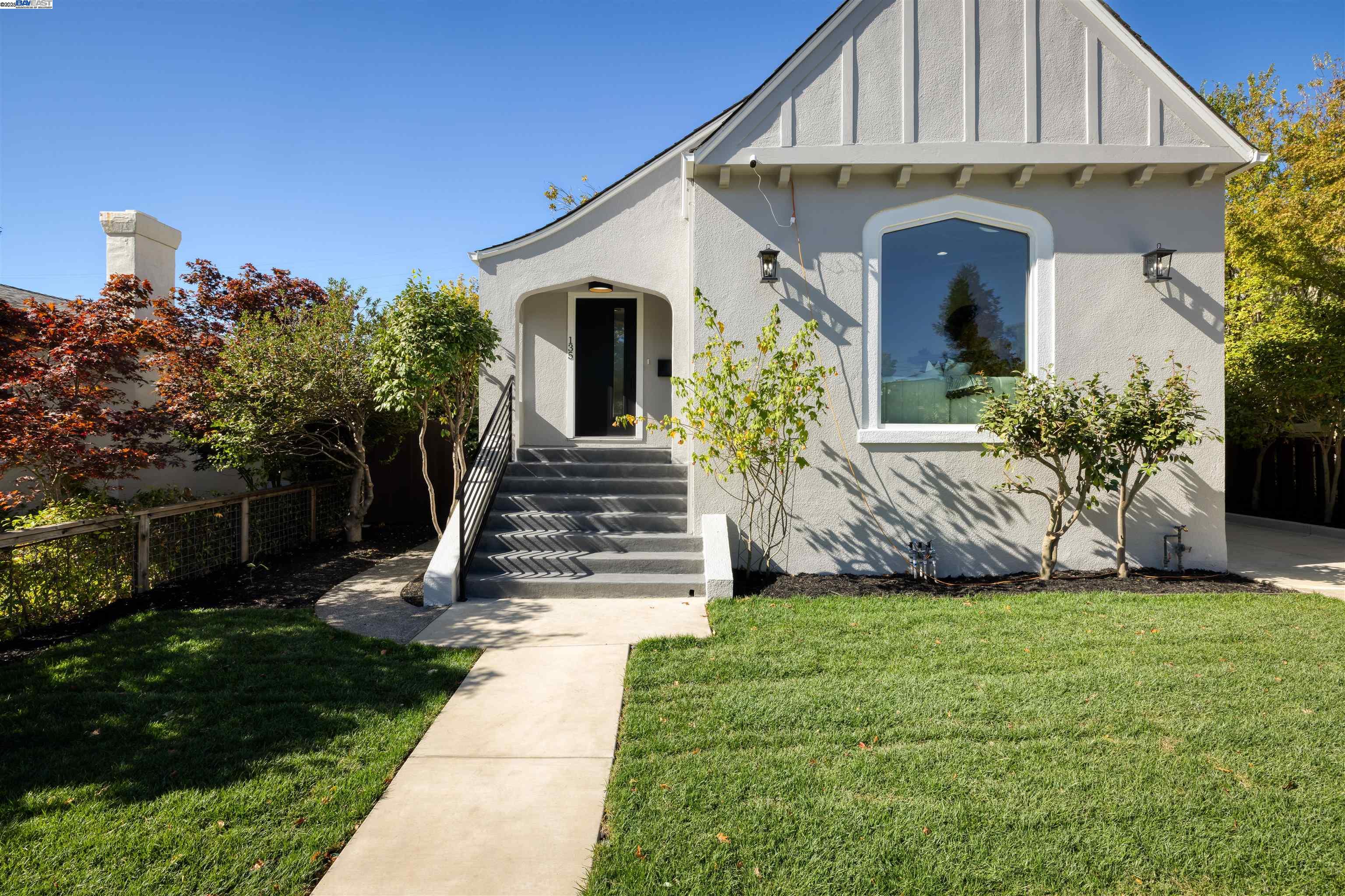 Detail Gallery Image 2 of 25 For 135 Morningside Drive, San Anselmo,  CA 94960-1508 - 3 Beds | 2/1 Baths
