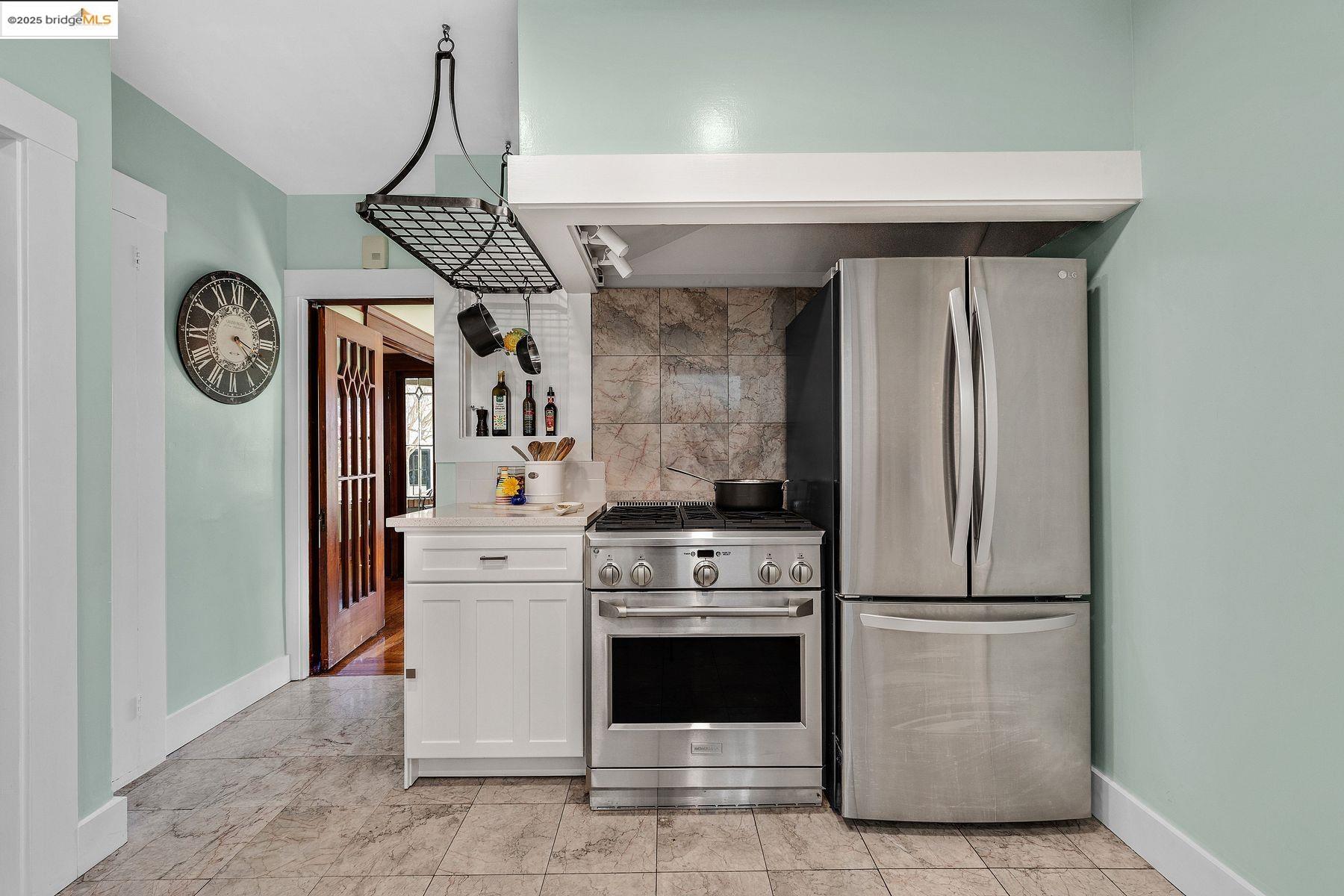 Detail Gallery Image 11 of 43 For 1047 Ranleigh Way, Piedmont,  CA 94610 - 3 Beds | 1/1 Baths