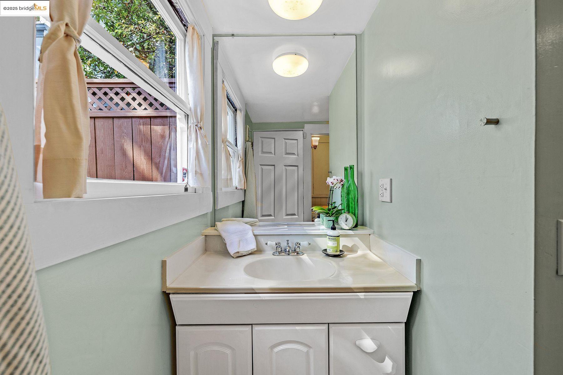 Detail Gallery Image 13 of 43 For 1047 Ranleigh Way, Piedmont,  CA 94610 - 3 Beds | 1/1 Baths