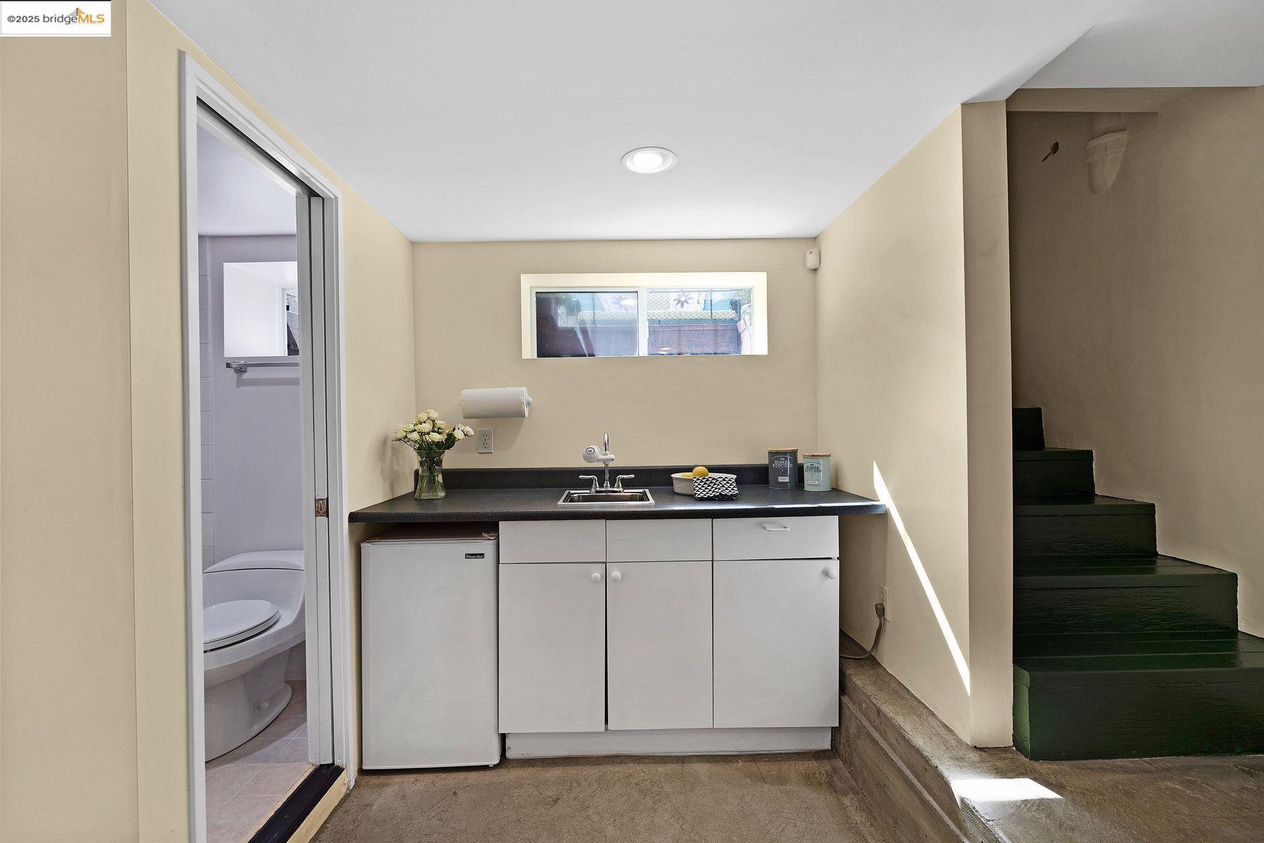 Detail Gallery Image 28 of 43 For 1047 Ranleigh Way, Piedmont,  CA 94610 - 3 Beds | 1/1 Baths