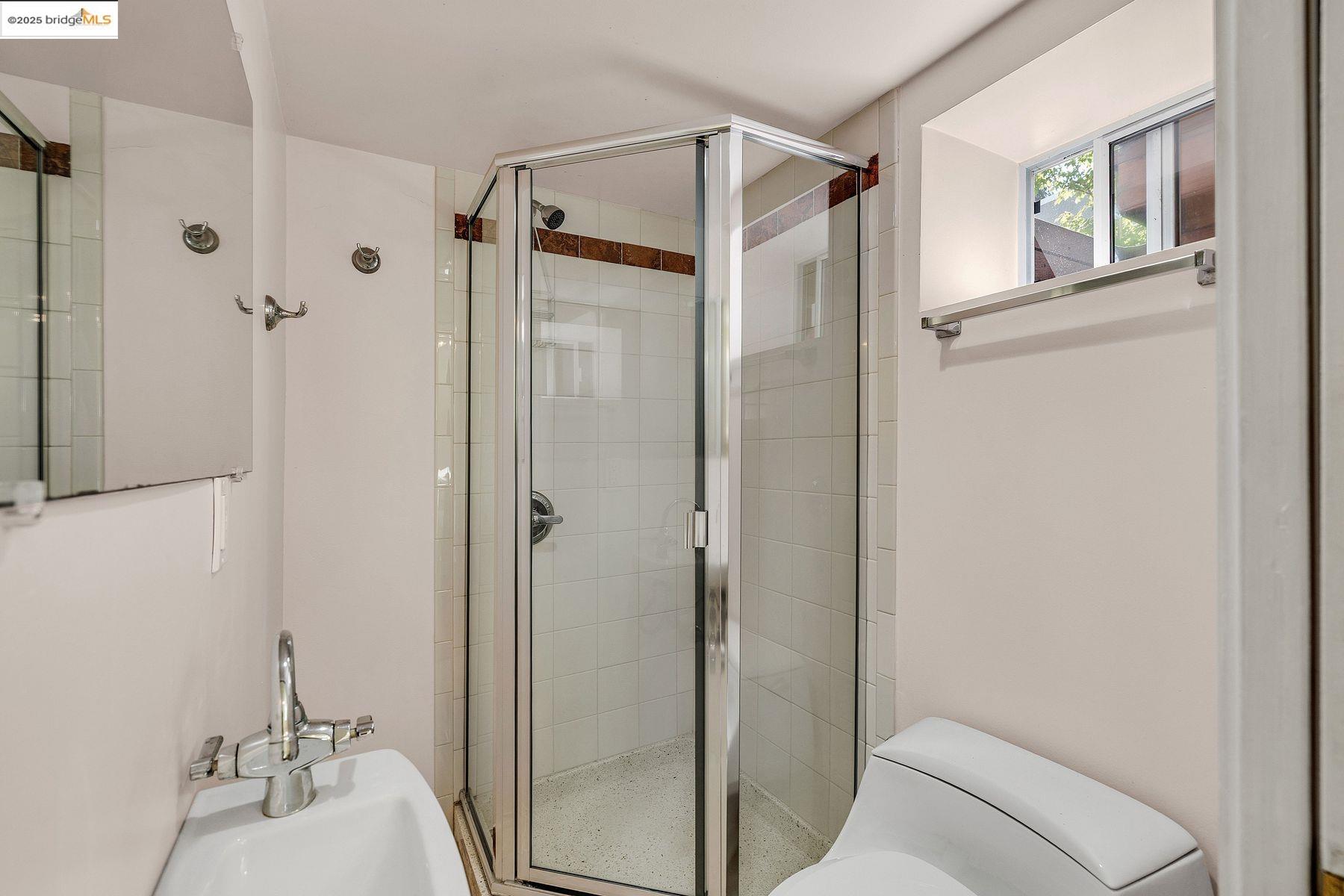 Detail Gallery Image 29 of 43 For 1047 Ranleigh Way, Piedmont,  CA 94610 - 3 Beds | 1/1 Baths