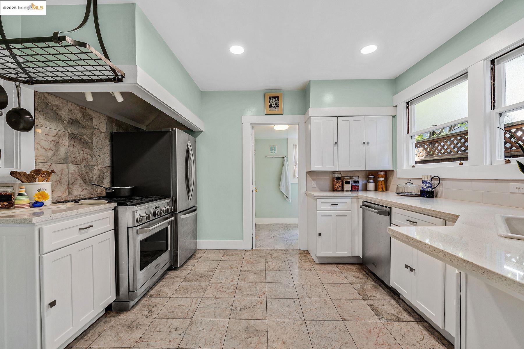 Detail Gallery Image 9 of 43 For 1047 Ranleigh Way, Piedmont,  CA 94610 - 3 Beds | 1/1 Baths