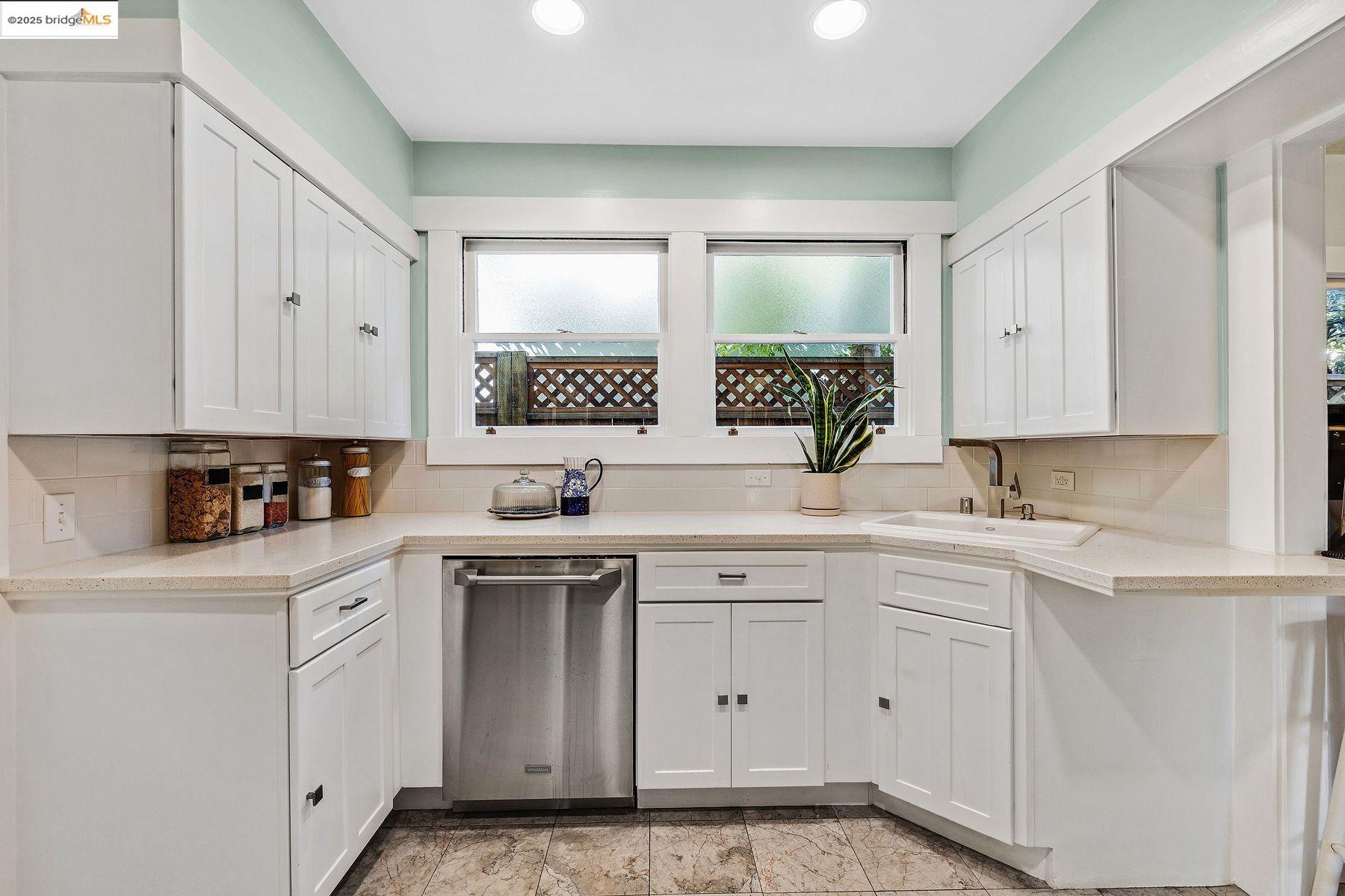 Detail Gallery Image 10 of 43 For 1047 Ranleigh Way, Piedmont,  CA 94610 - 3 Beds | 1/1 Baths