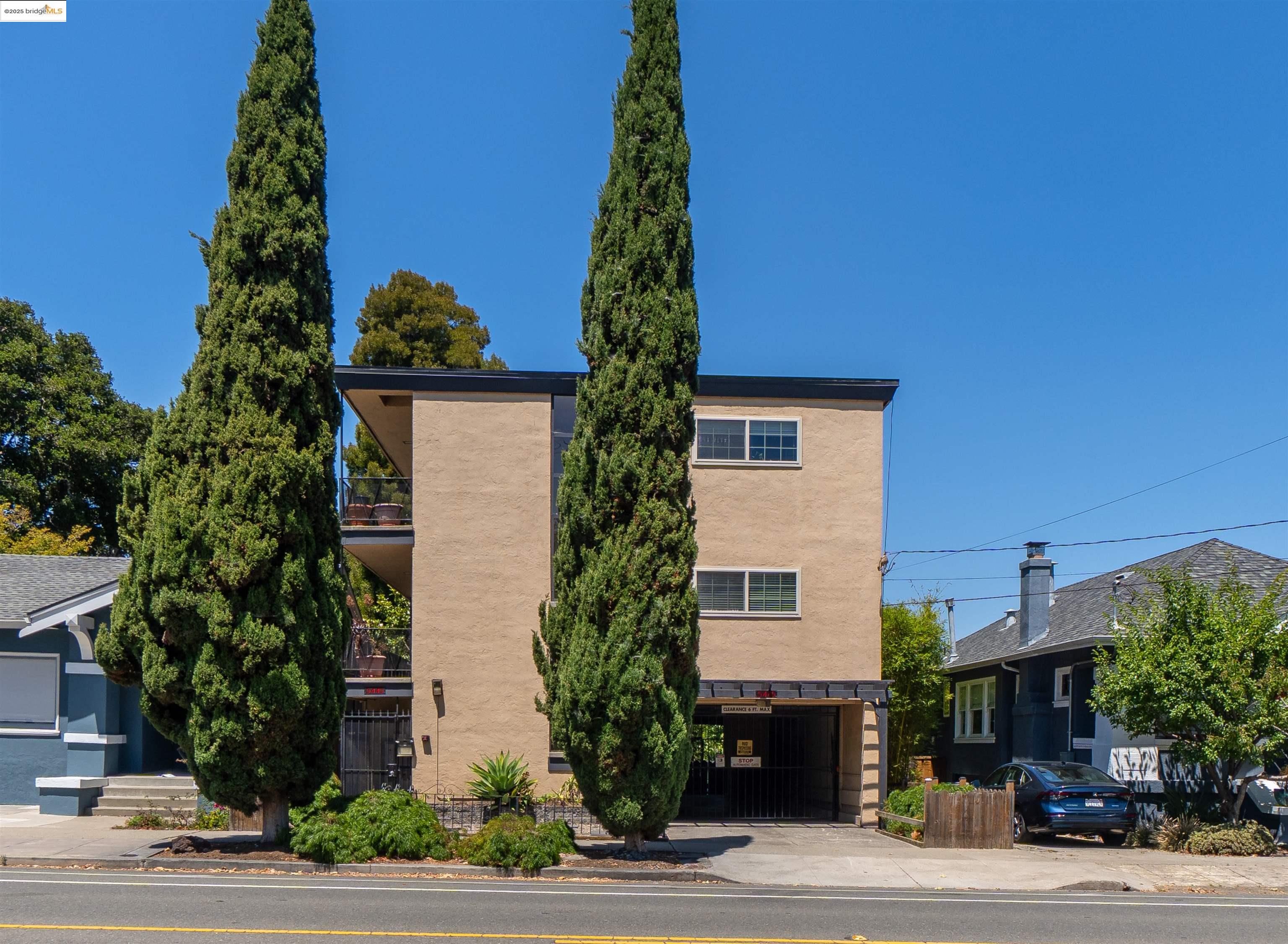 Detail Gallery Image 2 of 7 For 5445 Broadway, Oakland,  CA 94618 - – Beds | – Baths