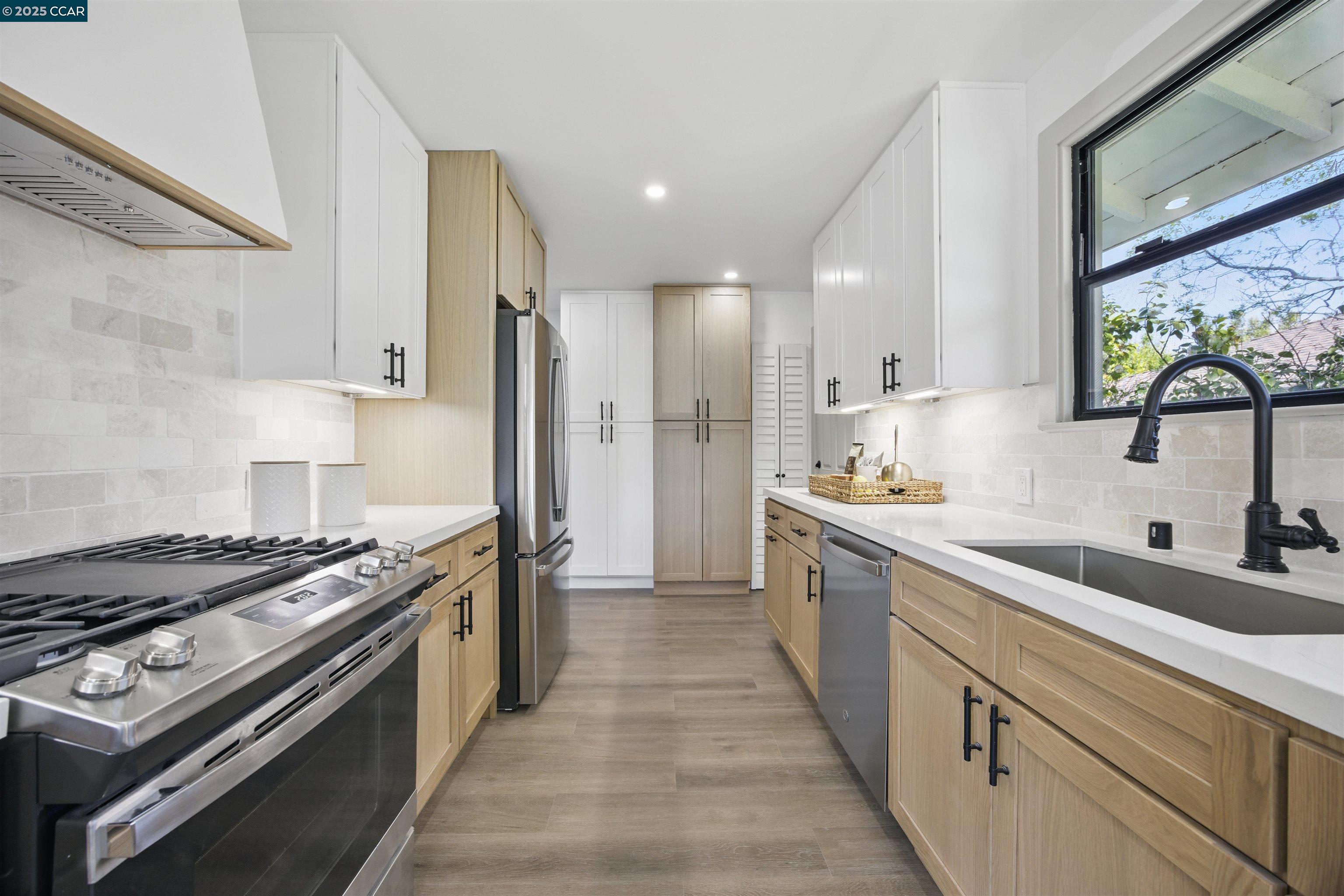 Detail Gallery Image 8 of 29 For 212 Indio Dr, South San Francisco,  CA 94080 - 3 Beds | 2 Baths