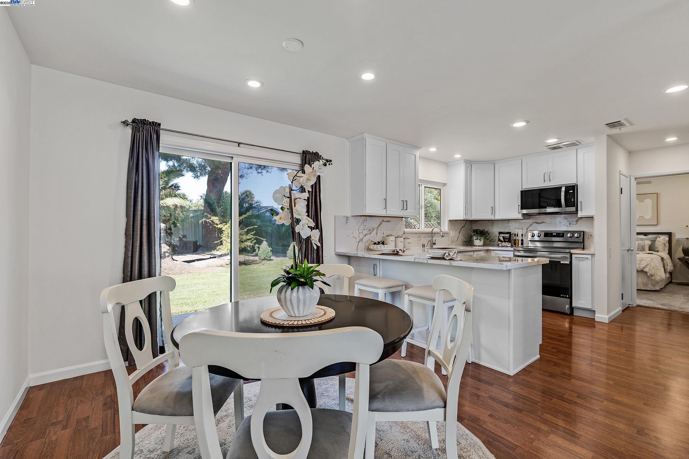 Detail Gallery Image 6 of 22 For 1370 Daisy Ln, Livermore,  CA 94551 - 2 Beds | 2 Baths