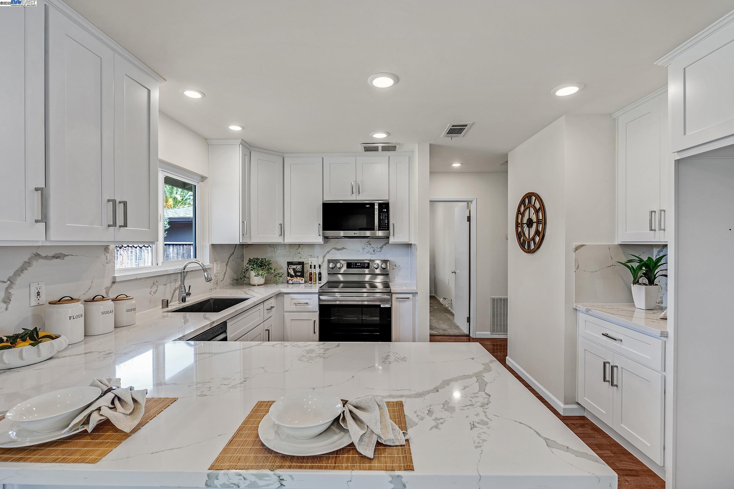 Detail Gallery Image 8 of 22 For 1370 Daisy Ln, Livermore,  CA 94551 - 2 Beds | 2 Baths