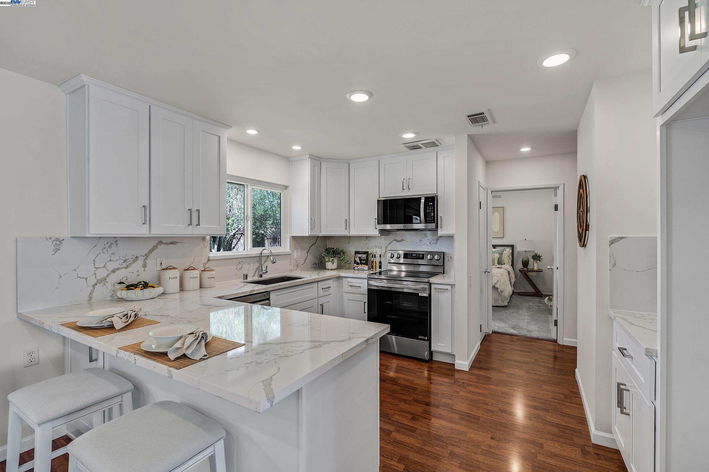 Detail Gallery Image 9 of 22 For 1370 Daisy Ln, Livermore,  CA 94551 - 2 Beds | 2 Baths