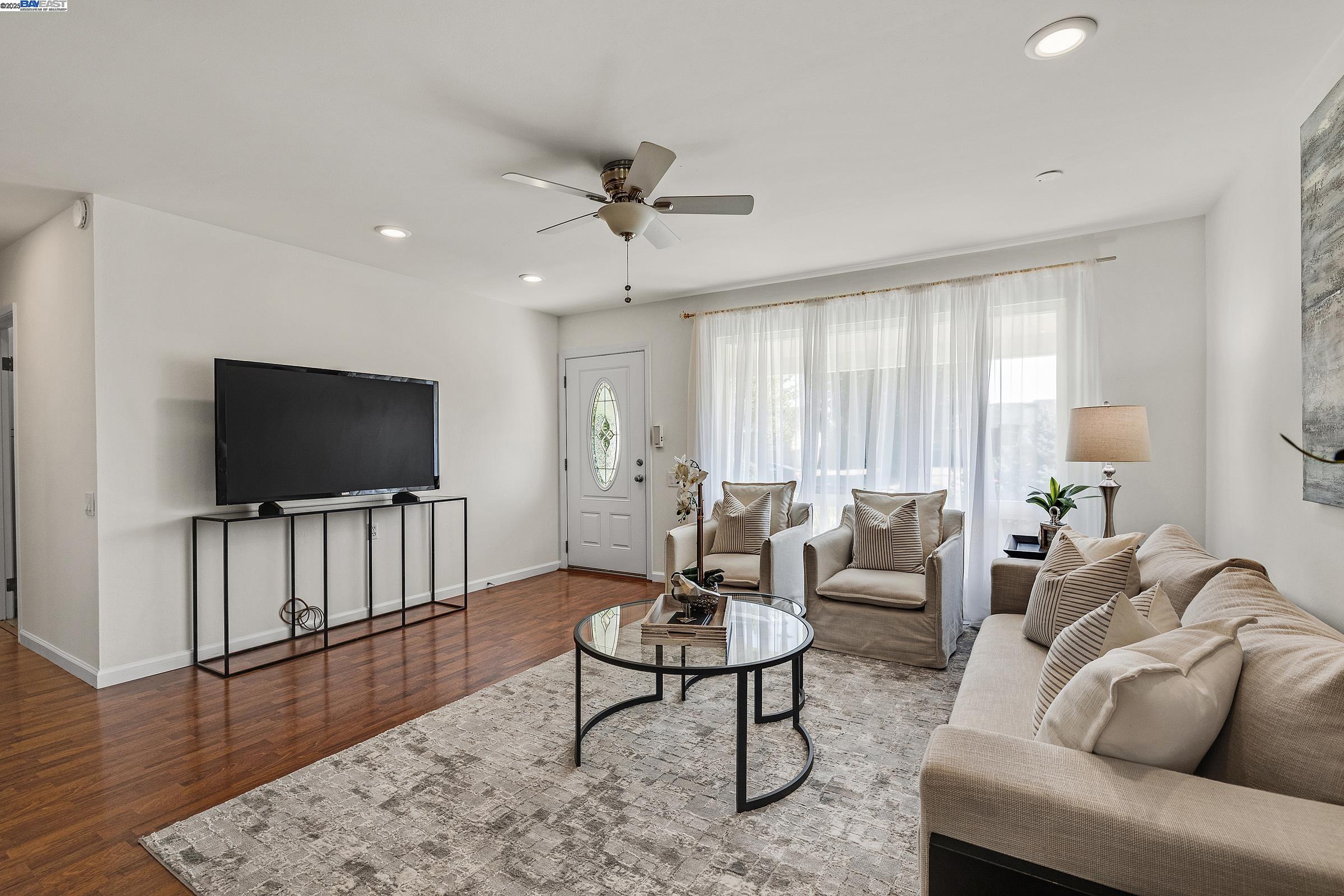 Detail Gallery Image 4 of 22 For 1370 Daisy Ln, Livermore,  CA 94551 - 2 Beds | 2 Baths