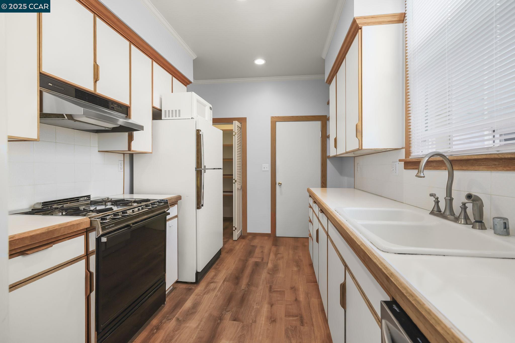 Detail Gallery Image 18 of 41 For 174 15th Ave, San Francisco,  CA 94118 - 2 Beds | 1/1 Baths