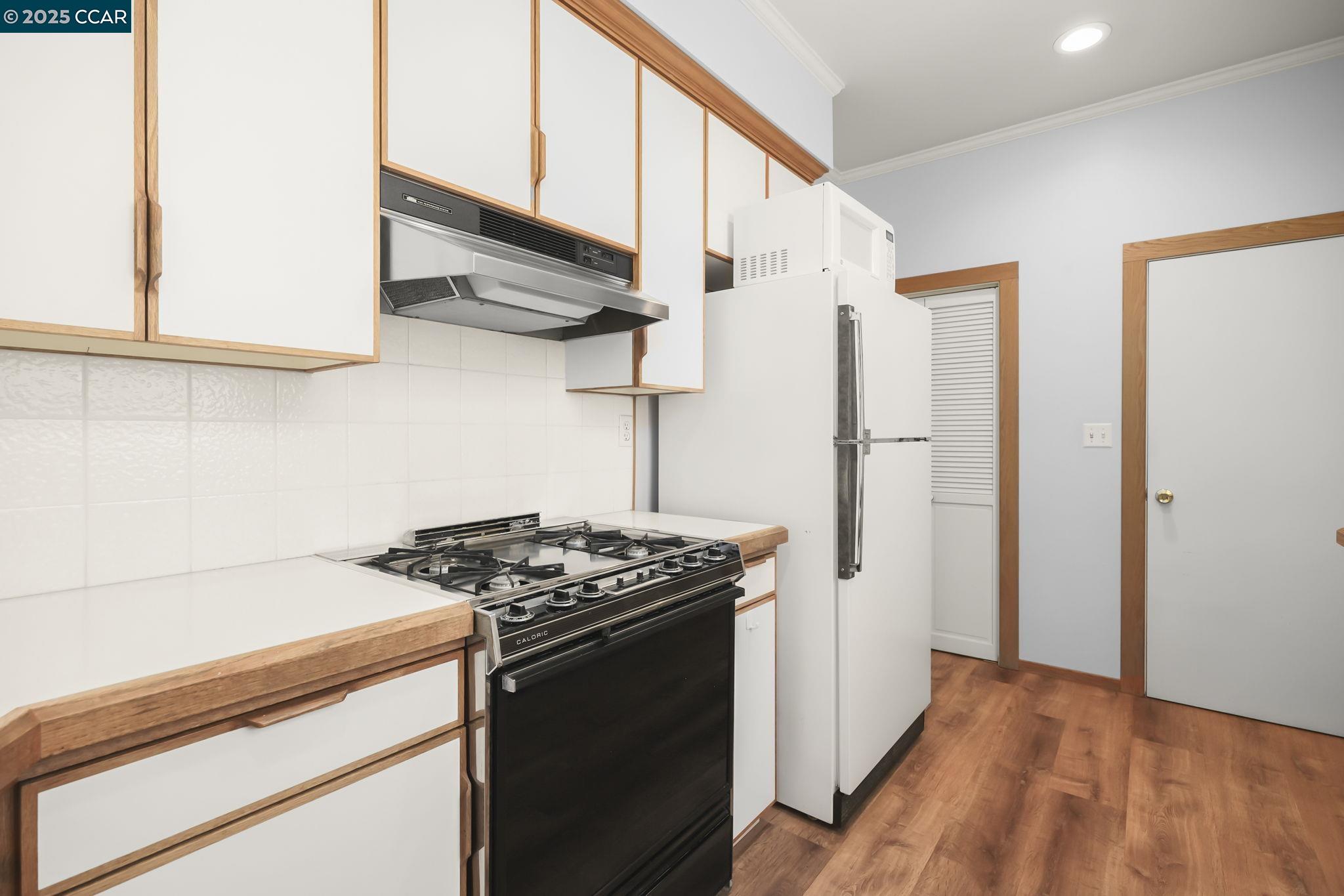 Detail Gallery Image 20 of 41 For 174 15th Ave, San Francisco,  CA 94118 - 2 Beds | 1/1 Baths