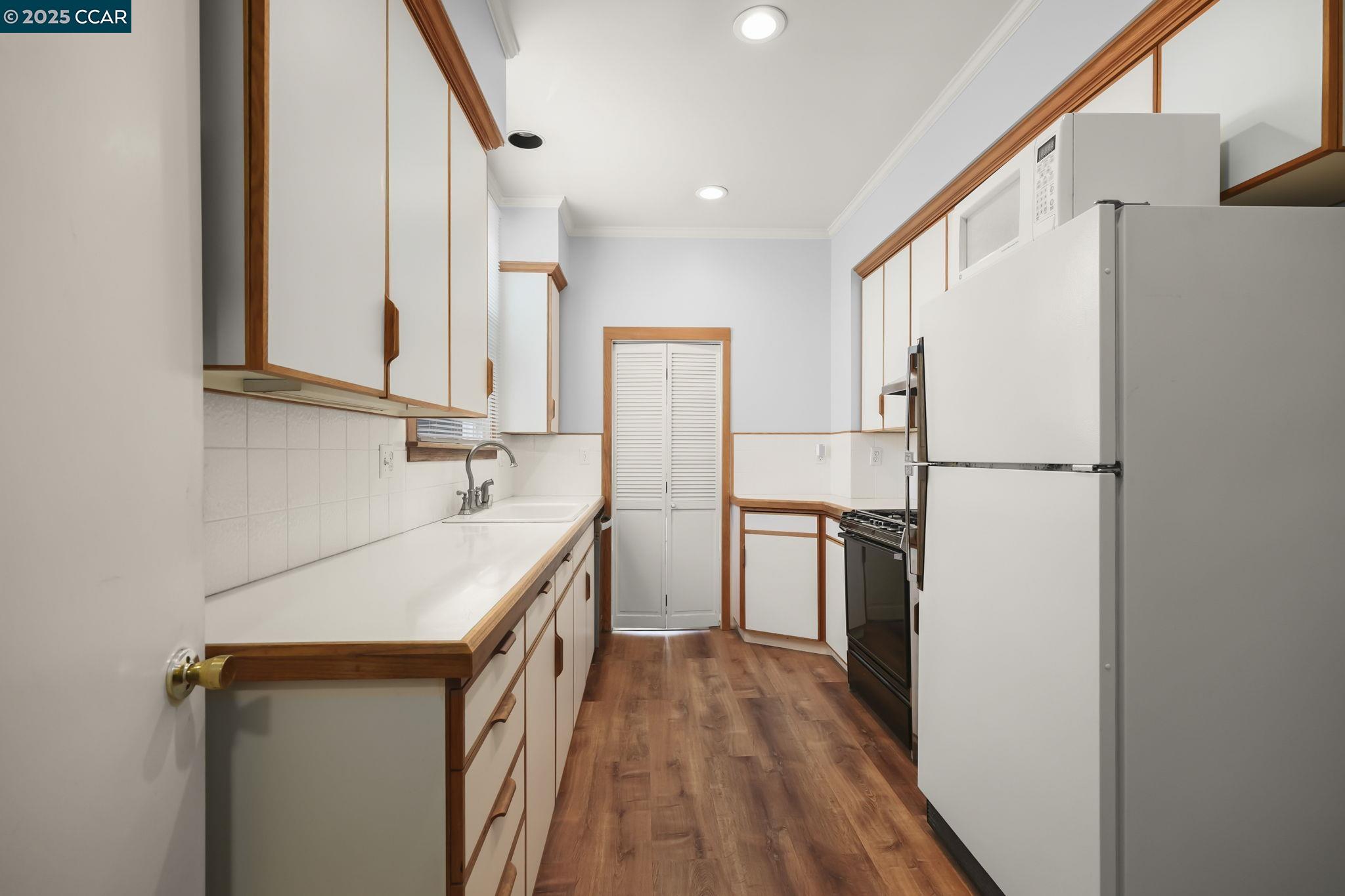 Detail Gallery Image 21 of 41 For 174 15th Ave, San Francisco,  CA 94118 - 2 Beds | 1/1 Baths