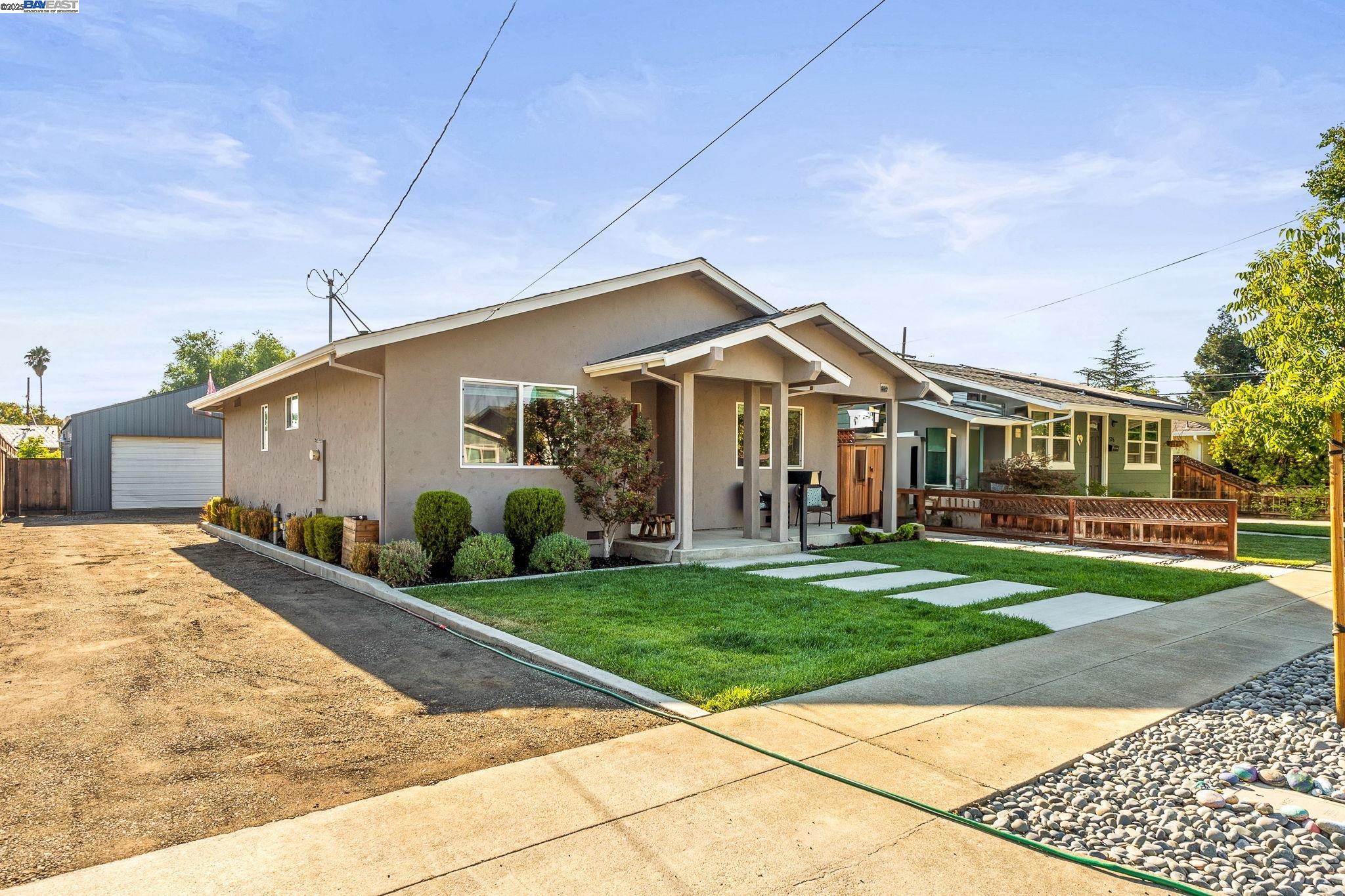 Detail Gallery Image 2 of 39 For 559 N M St, Livermore,  CA 94551 - 3 Beds | 2 Baths