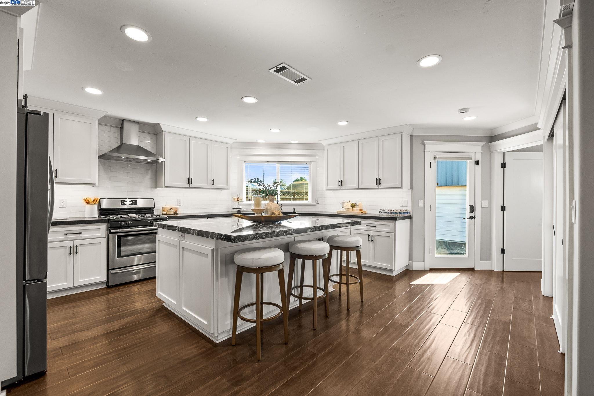 Detail Gallery Image 15 of 39 For 559 N M St, Livermore,  CA 94551 - 3 Beds | 2 Baths