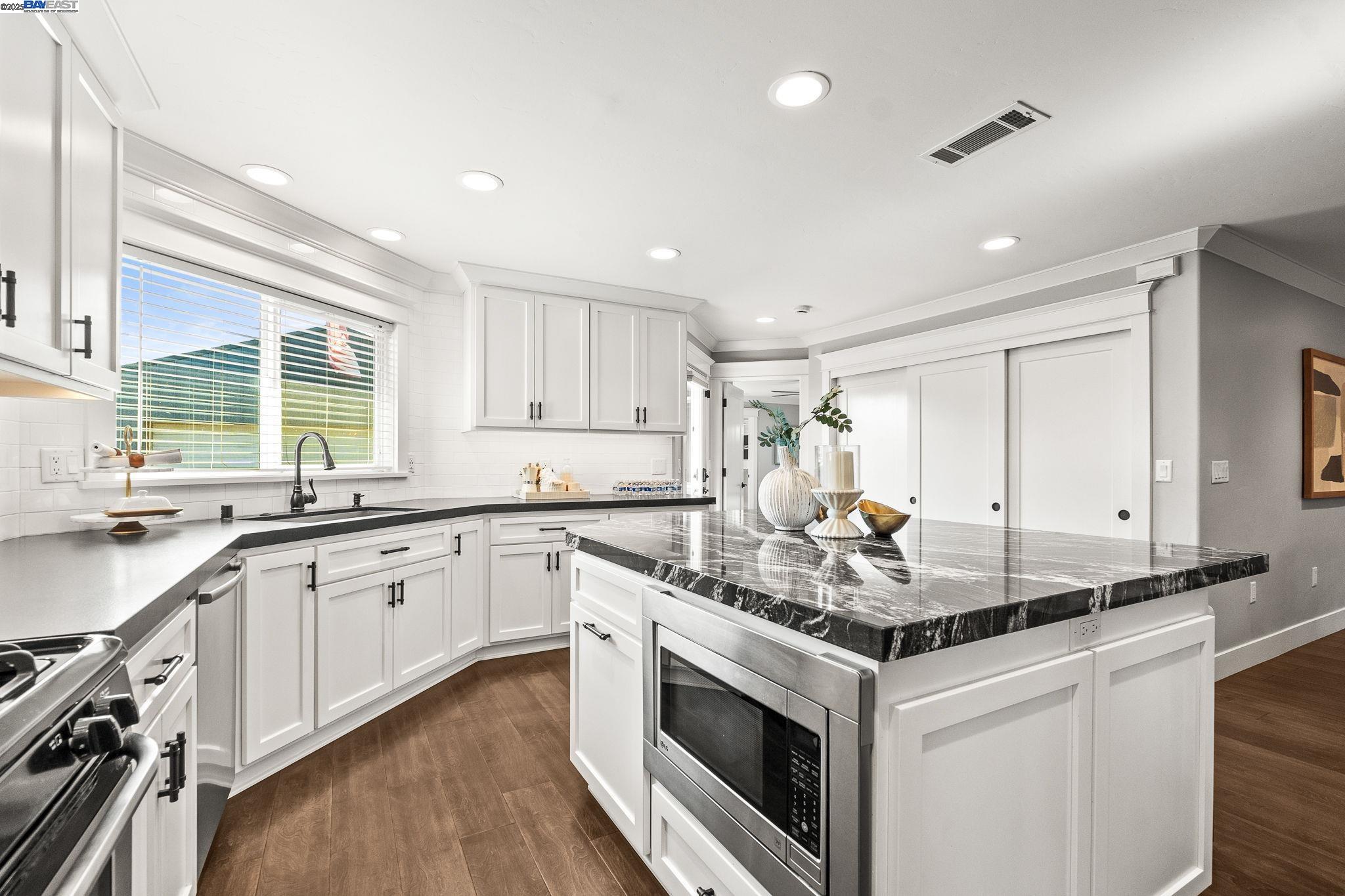 Detail Gallery Image 18 of 39 For 559 N M St, Livermore,  CA 94551 - 3 Beds | 2 Baths