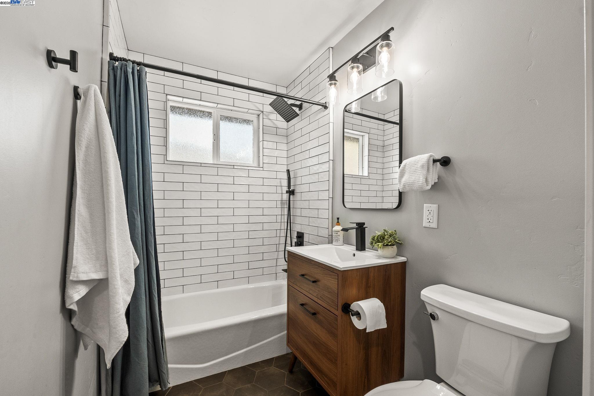 Detail Gallery Image 27 of 39 For 559 N M St, Livermore,  CA 94551 - 3 Beds | 2 Baths