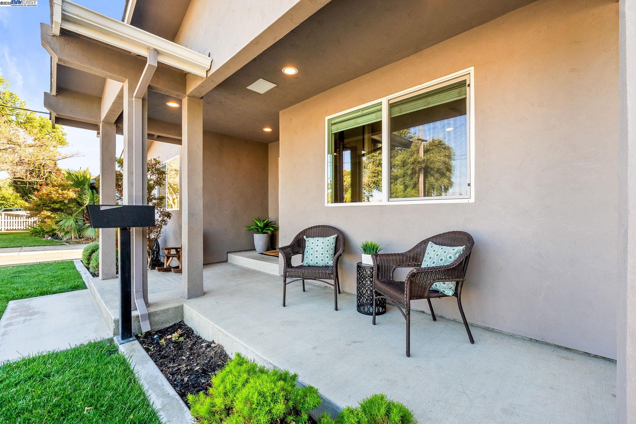 Detail Gallery Image 4 of 39 For 559 N M St, Livermore,  CA 94551 - 3 Beds | 2 Baths