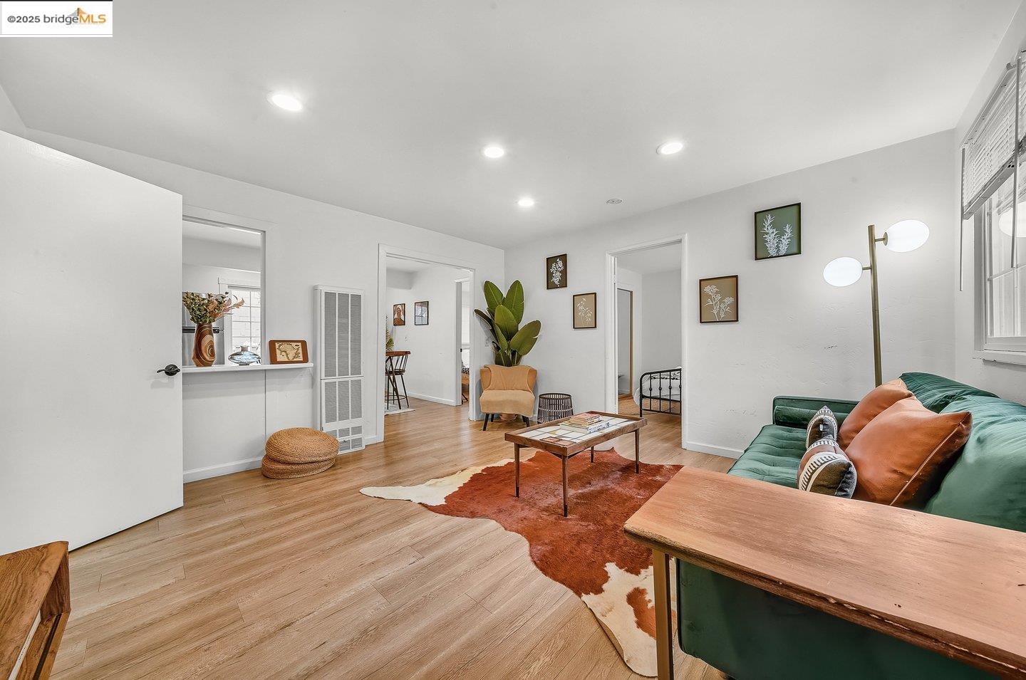 Detail Gallery Image 3 of 13 For 2162 35th Avenue, Oakland,  CA 94601 - 3 Beds | 2 Baths