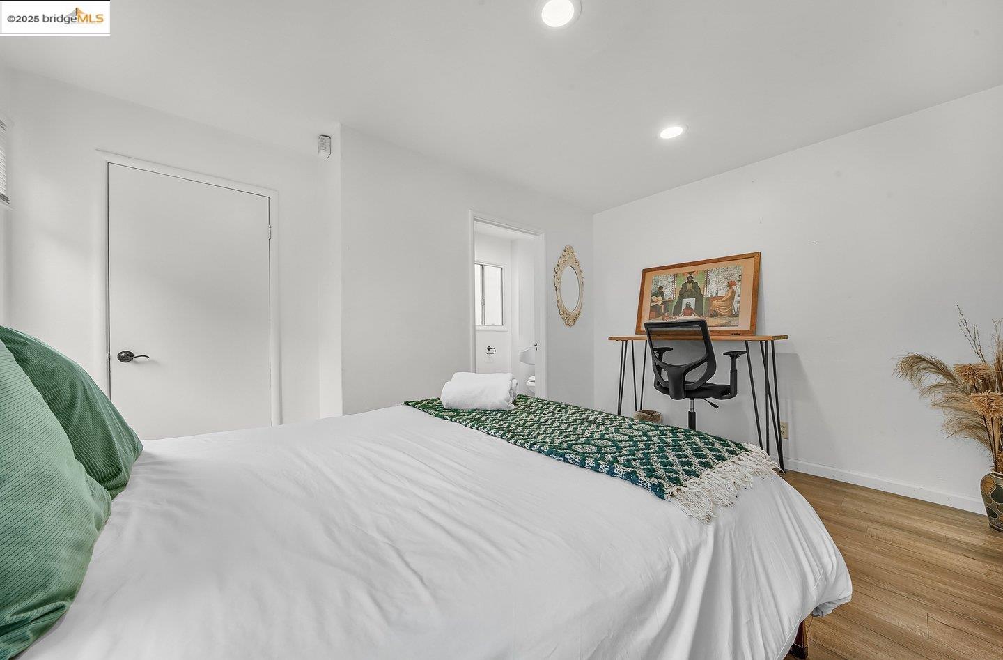 Detail Gallery Image 4 of 13 For 2162 35th Avenue, Oakland,  CA 94601 - 3 Beds | 2 Baths