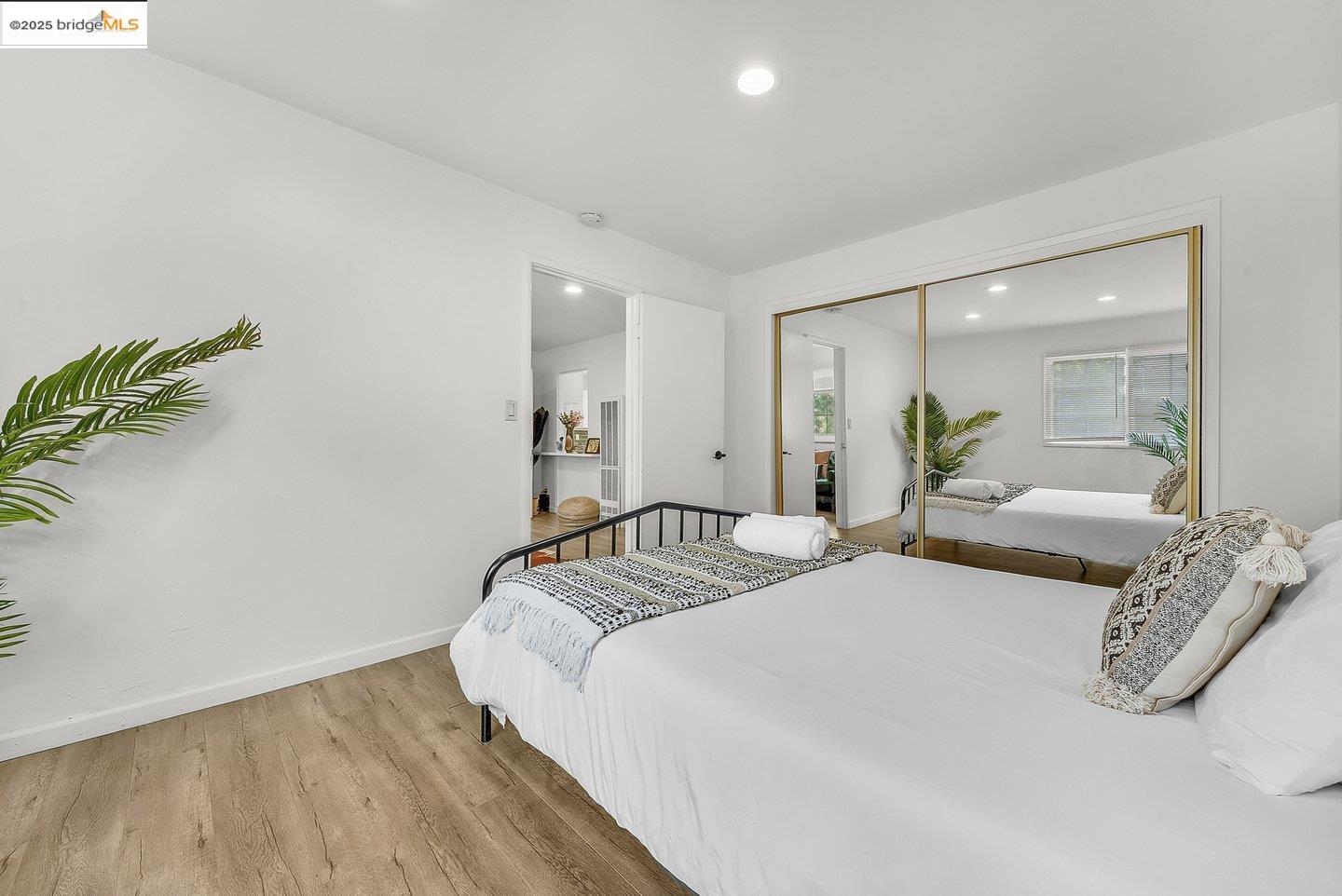Detail Gallery Image 5 of 13 For 2162 35th Avenue, Oakland,  CA 94601 - 3 Beds | 2 Baths