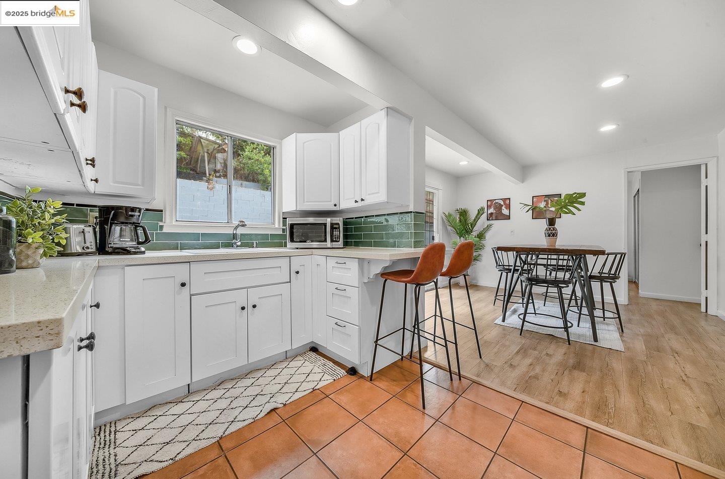 Detail Gallery Image 8 of 13 For 2162 35th Avenue, Oakland,  CA 94601 - 3 Beds | 2 Baths