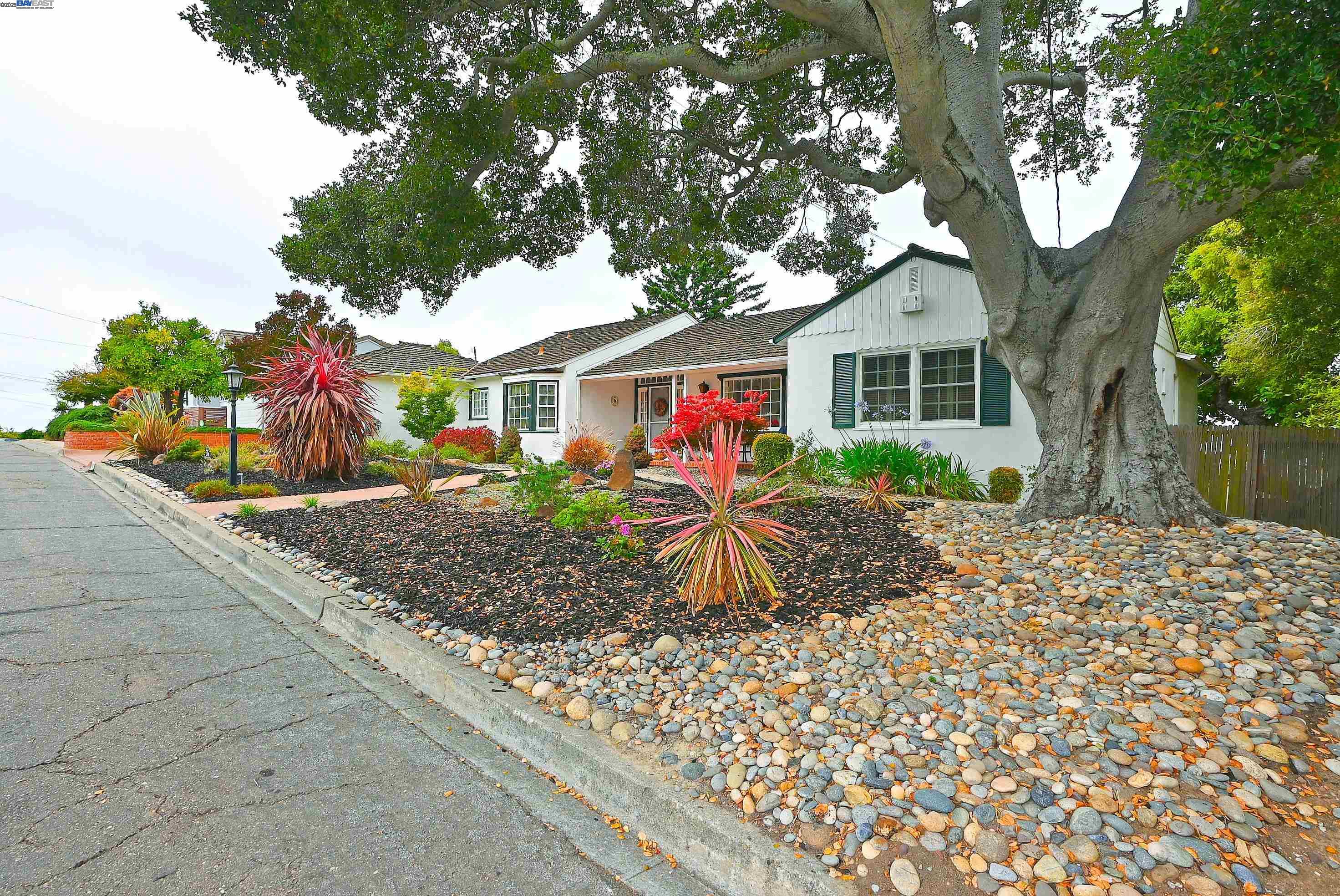 Detail Gallery Image 2 of 46 For 1380 E Juana Ave, San Leandro,  CA 94577 - 4 Beds | 3 Baths