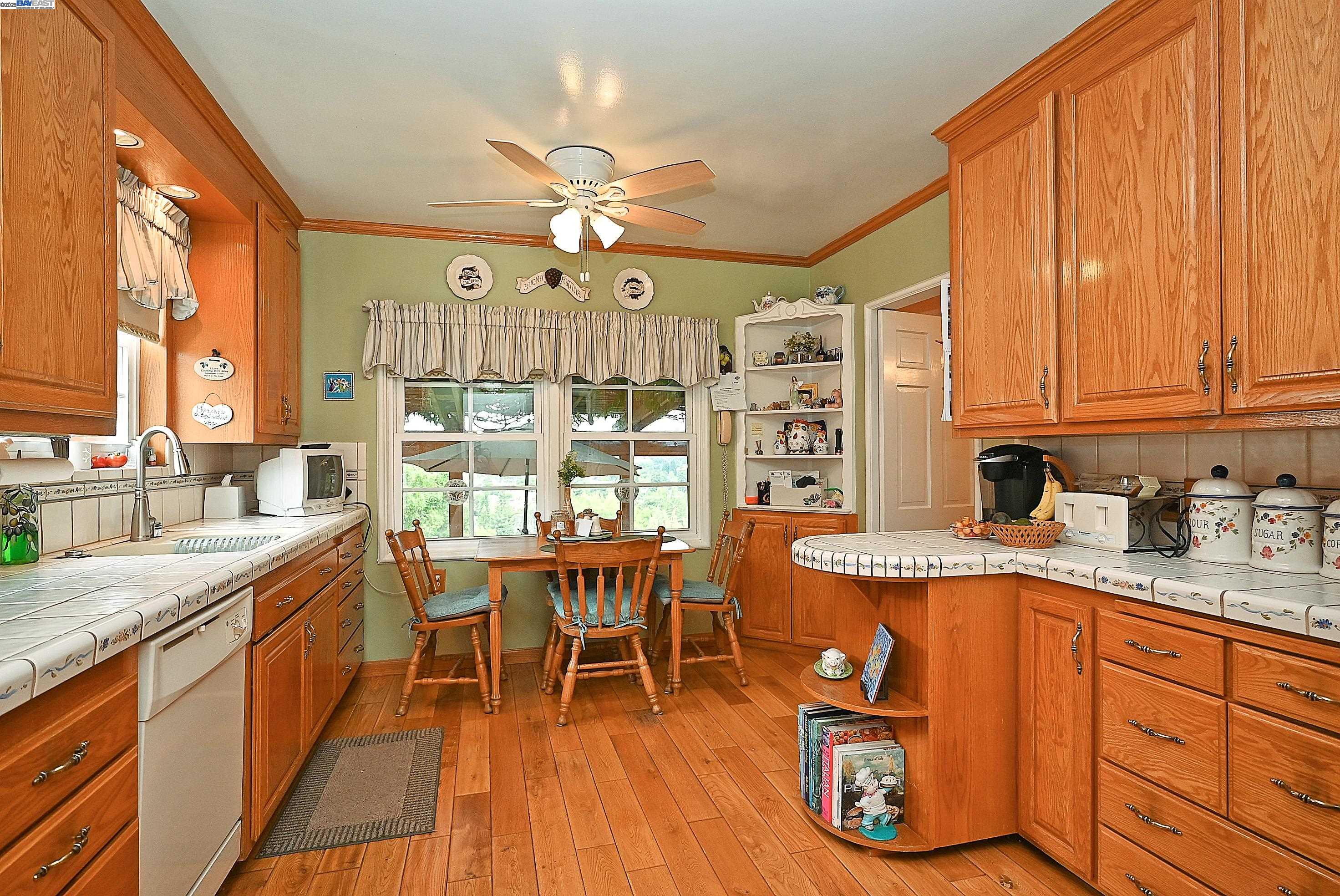 Detail Gallery Image 14 of 46 For 1380 E Juana Ave, San Leandro,  CA 94577 - 4 Beds | 3 Baths