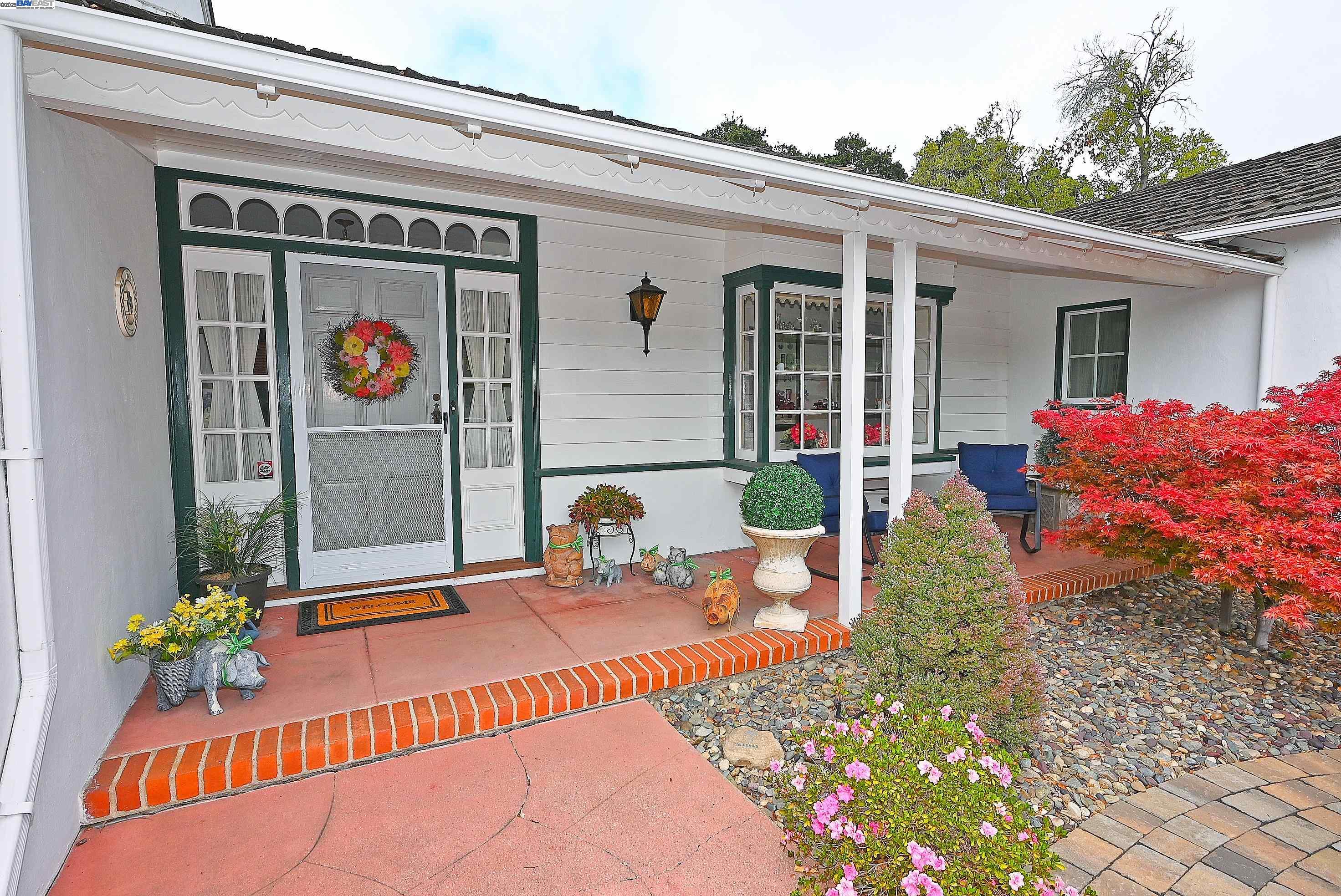 Detail Gallery Image 4 of 46 For 1380 E Juana Ave, San Leandro,  CA 94577 - 4 Beds | 3 Baths