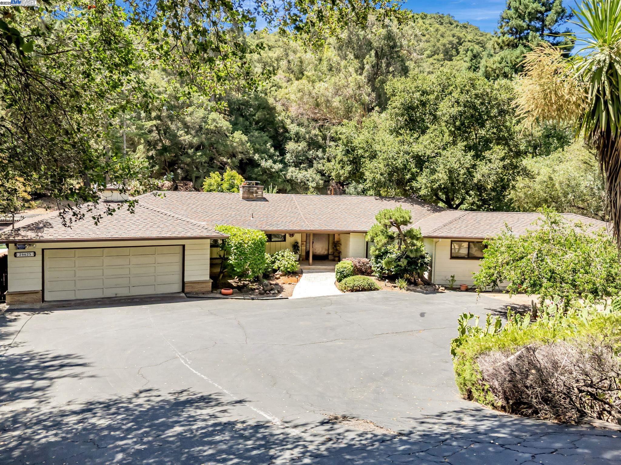 Detail Gallery Image 1 of 28 For 29625 Palomares Rd, Castro Valley,  CA 94552 - 4 Beds | 3/1 Baths