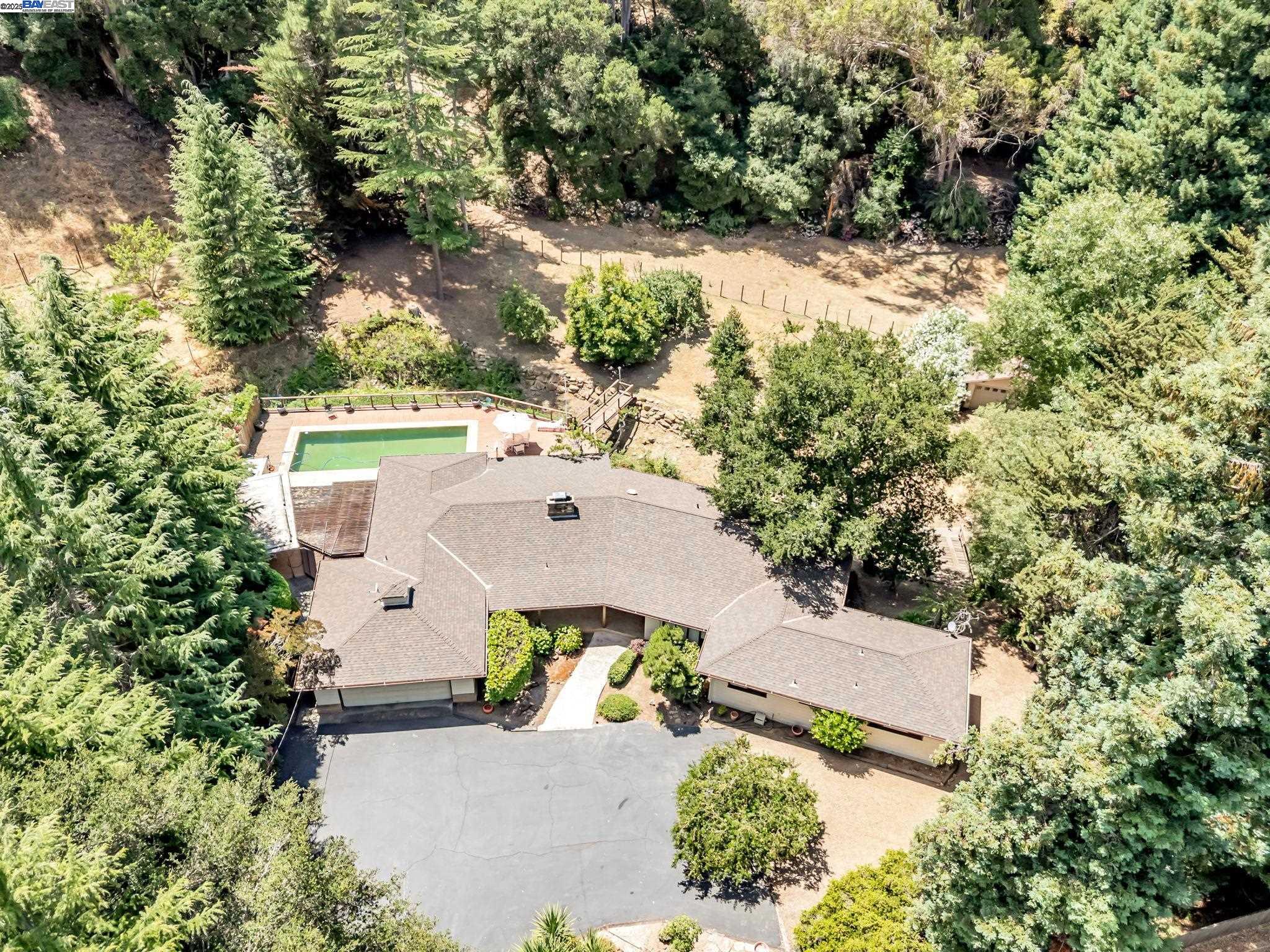 Detail Gallery Image 2 of 28 For 29625 Palomares Rd, Castro Valley,  CA 94552 - 4 Beds | 3/1 Baths