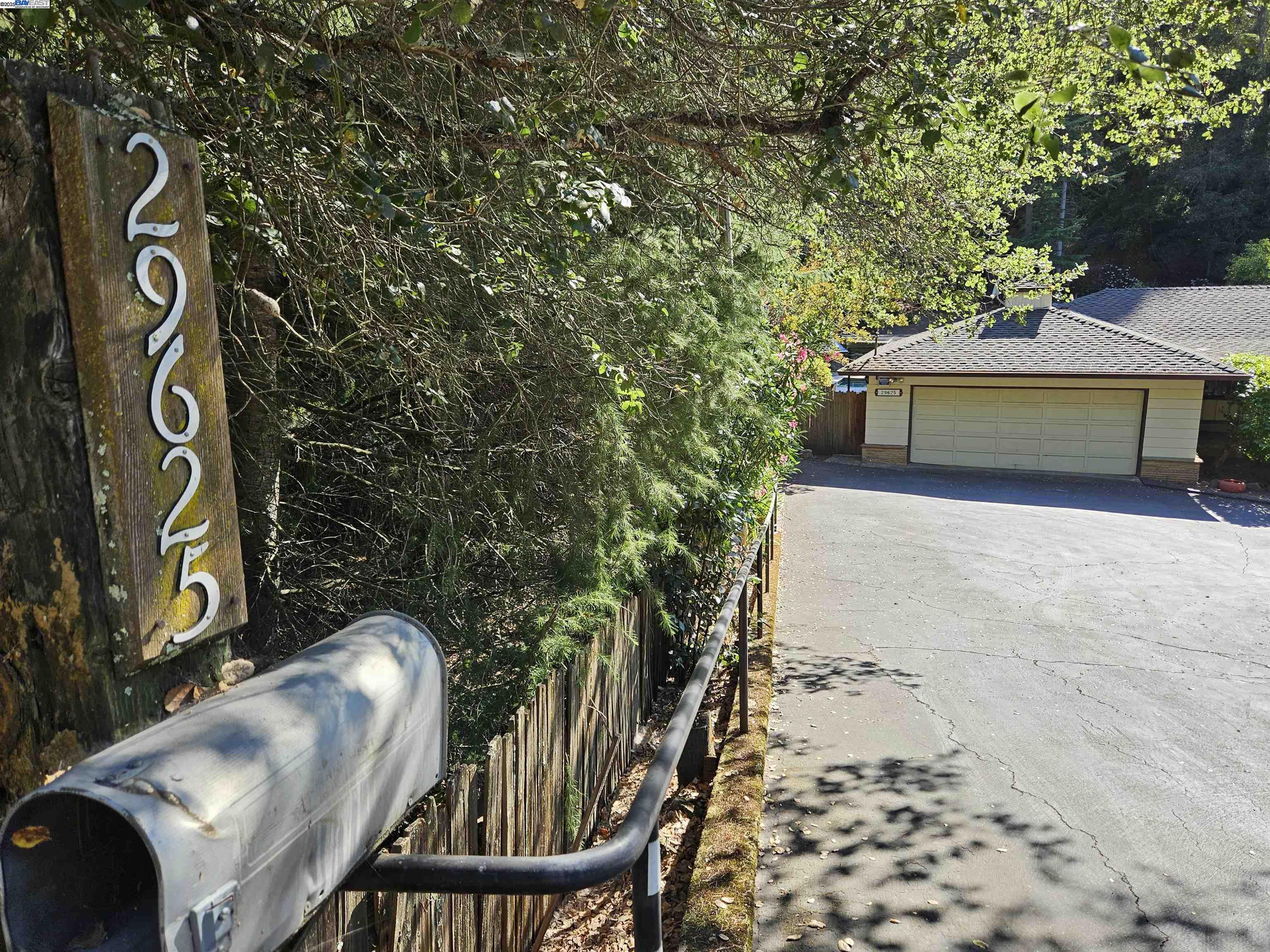 Detail Gallery Image 3 of 28 For 29625 Palomares Rd, Castro Valley,  CA 94552 - 4 Beds | 3/1 Baths