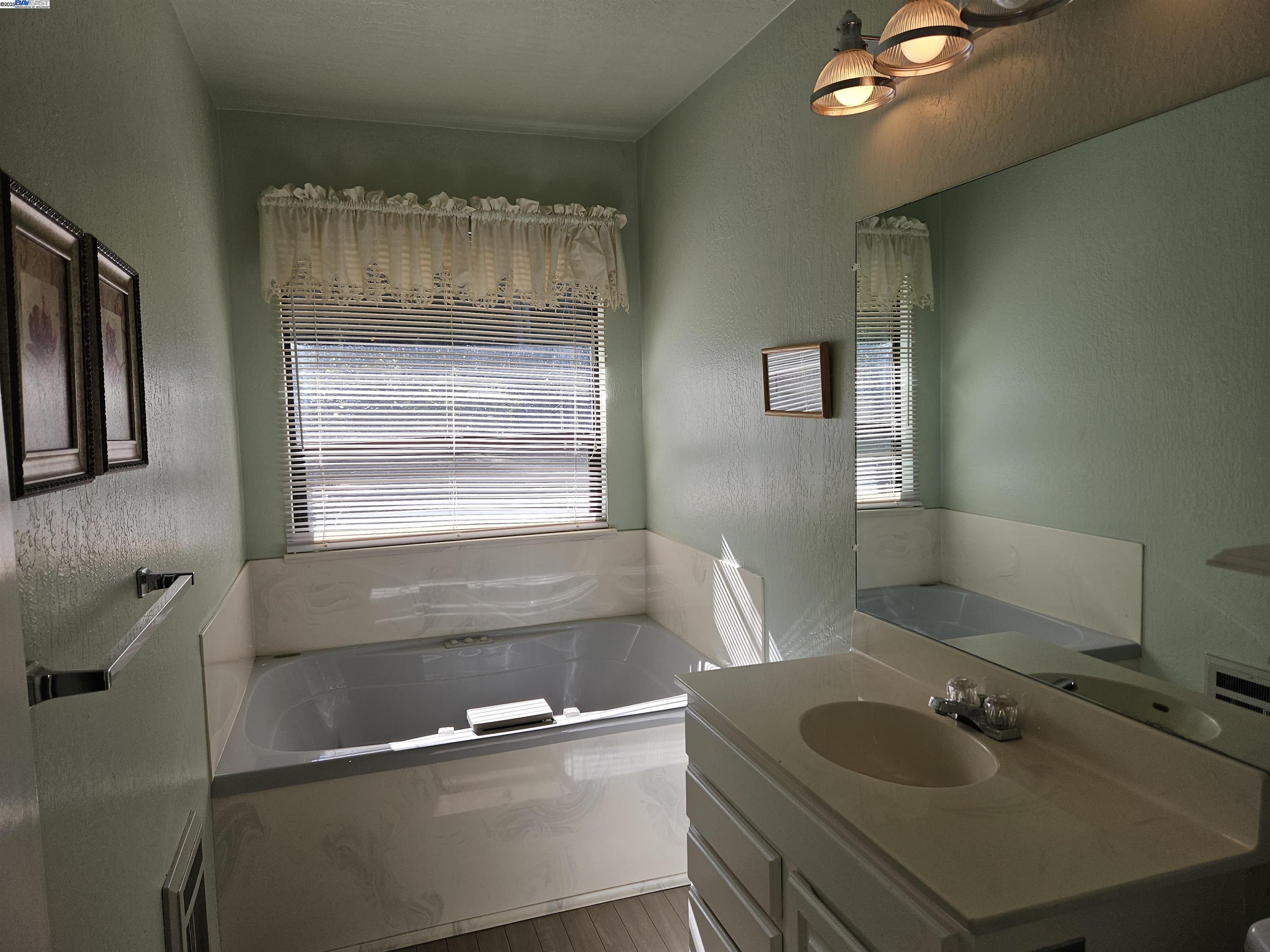 Detail Gallery Image 21 of 28 For 29625 Palomares Rd, Castro Valley,  CA 94552 - 4 Beds | 3/1 Baths