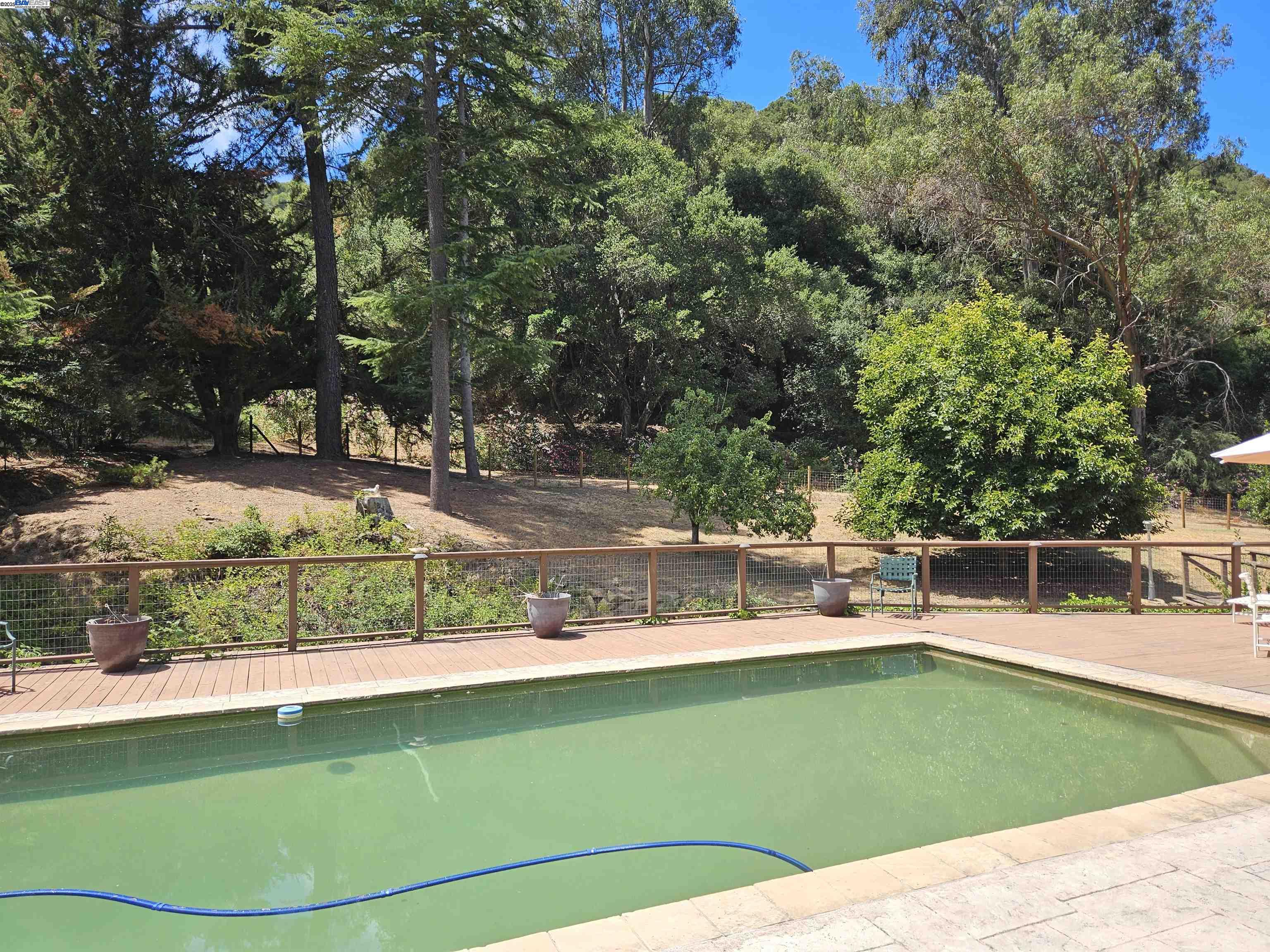 Detail Gallery Image 10 of 28 For 29625 Palomares Rd, Castro Valley,  CA 94552 - 4 Beds | 3/1 Baths