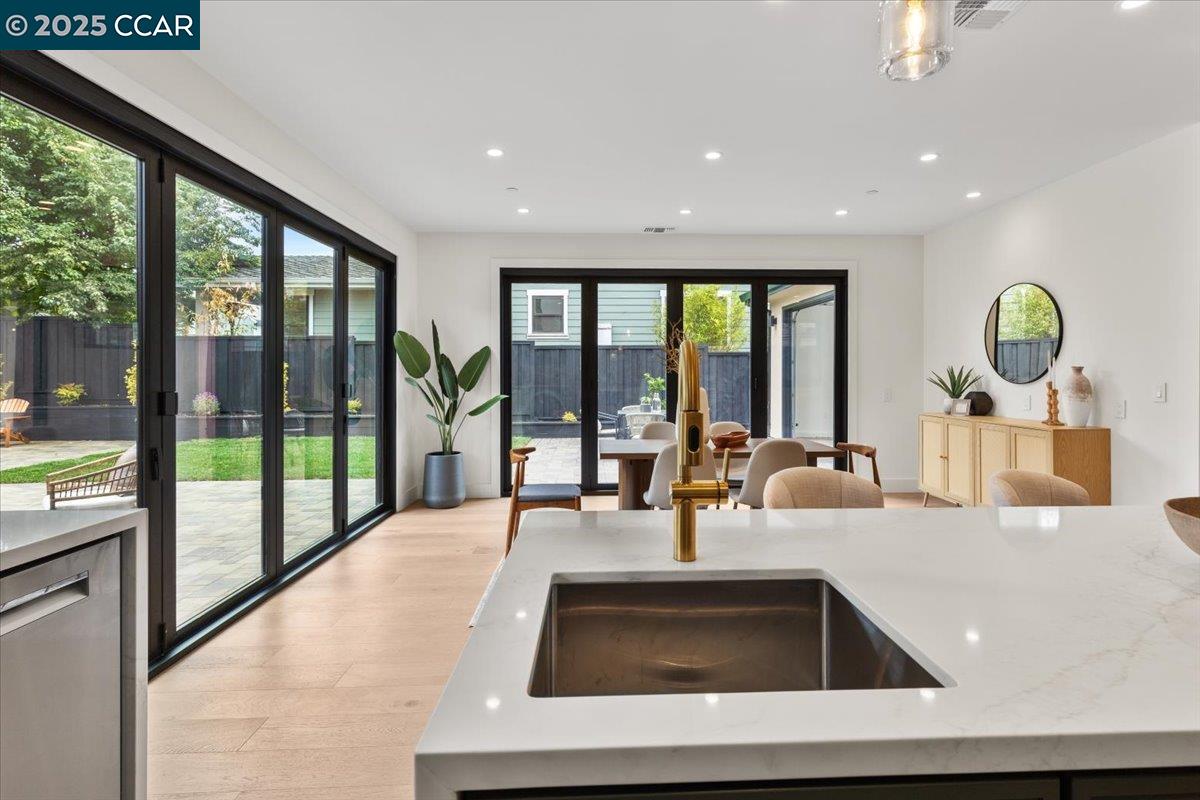 Detail Gallery Image 10 of 48 For 1045 Kains Ave, Albany,  CA 94706 - 5 Beds | 4/1 Baths